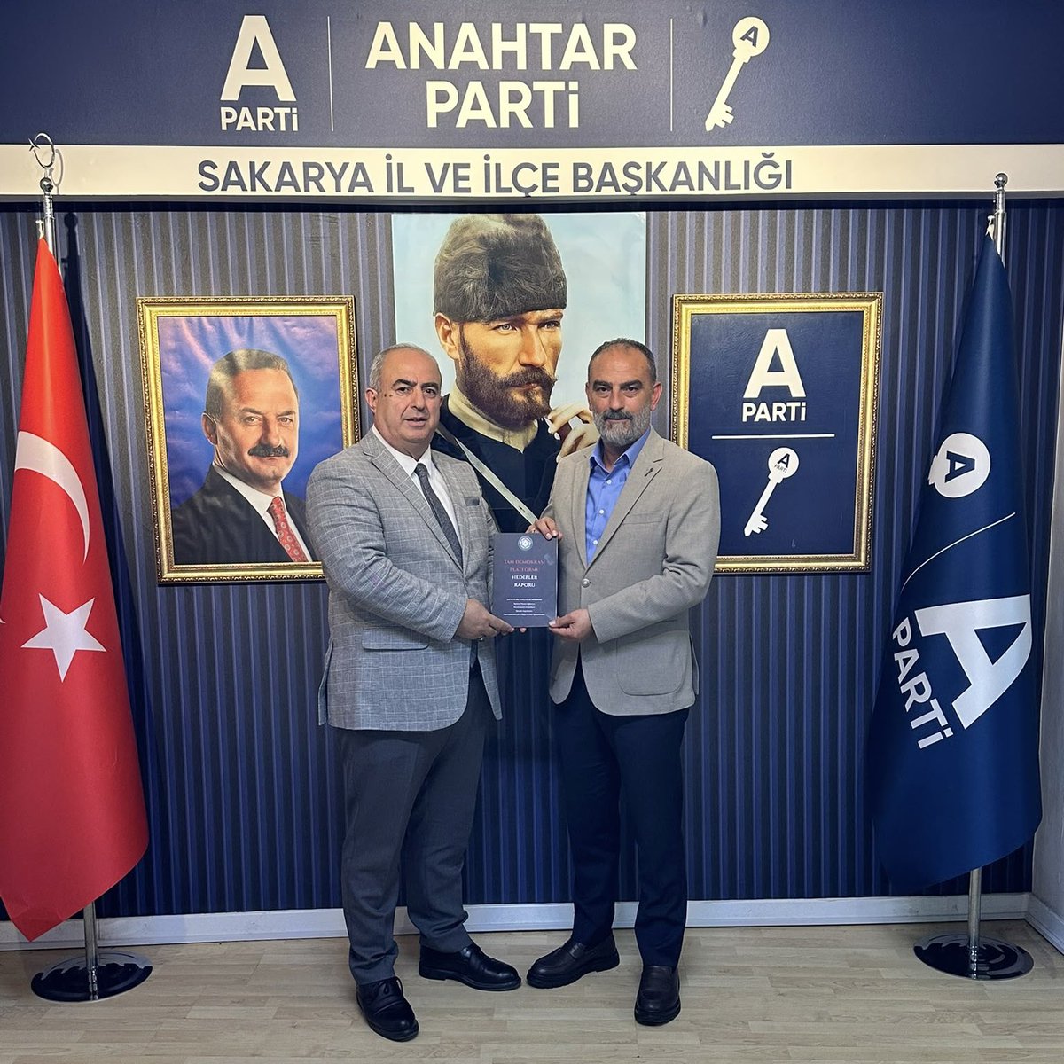hakanyazctr's tweet photo. Tam Demokrasi Platformu Yönetim Kurulu Üyesi Mustafa Murat Karahan ve Ülke Postası gazetesi imtiyaz sahibi Şefik Arman'ı il başkanlığımızda ağırladık.Nazik ziyaretlerin dolayı kendilerine çok teşekkür ederim.
#ikincisezon
@yavuzagiraliog 
@tkeskinkilic 
@anahtarparti 
@AnahtarSakarya 
@ArmanSefik 
@UlkePostasi