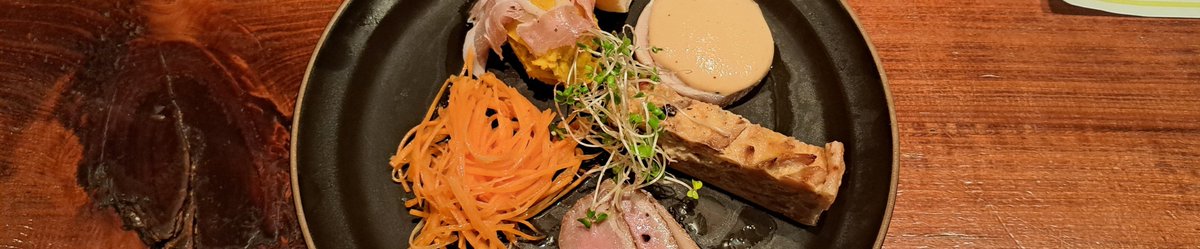 hiromix_MB's tweet photo. お気に入りのお店は、前菜盛り合わせと、この日はスパークリング。グラスだけでは足らずに2人で白ワイン1本追加。
翌日ランチでも使えるお店では、このイベントだけのメニューで、生春巻きとフォー、レバーペースト(写真無し)、そしてバインミーとドリンク。 https://t.co/QPBtgVepD3