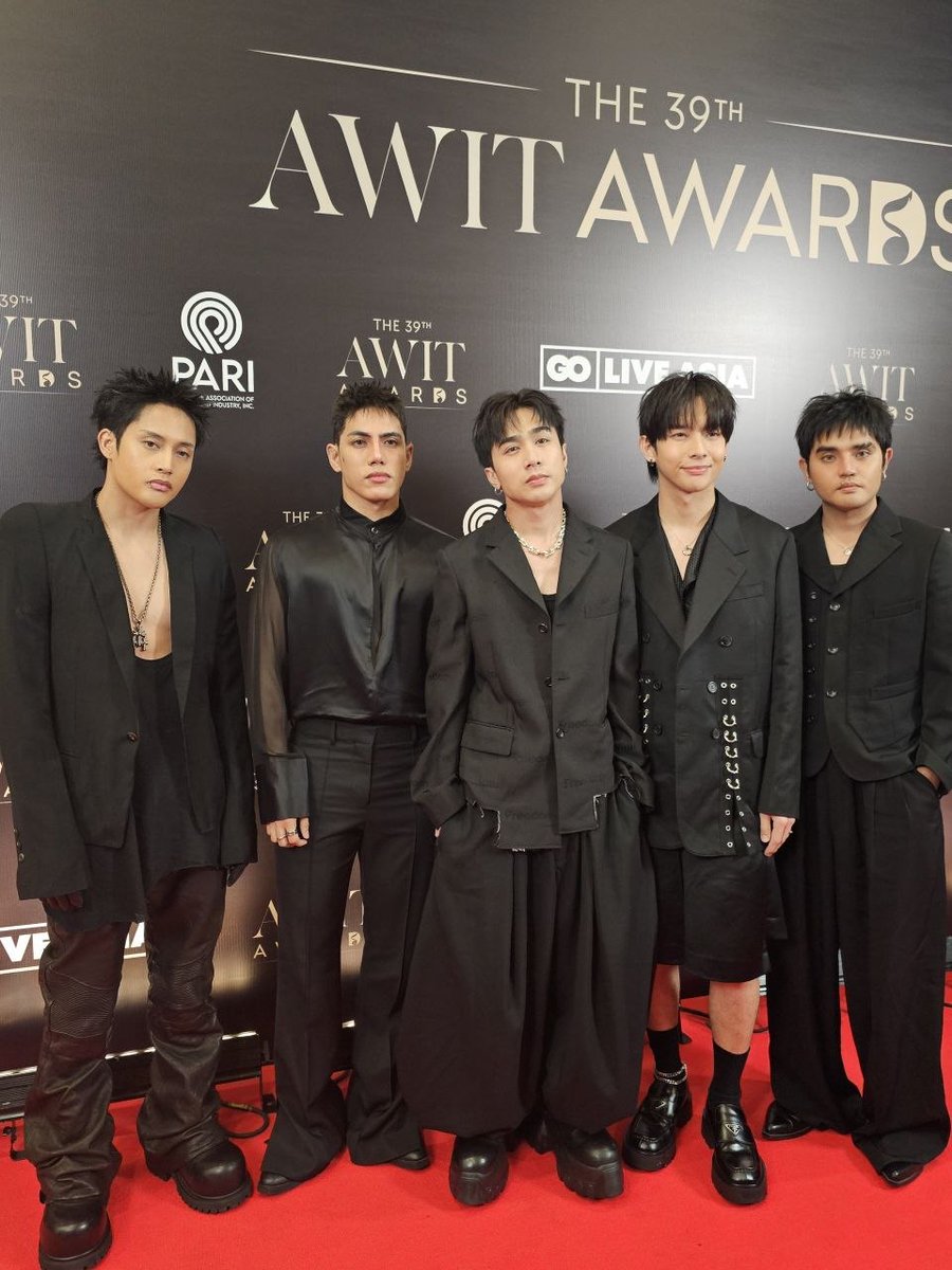 PULPMagazinePH's tweet photo. SB19 steals the spotlight on the red carpet at the 39th Awit Awards!

#PULPMagazine #39thAwitAwards #AwitAwards #SB19 @SB19Official https://t.co/x2HIuvLXbv