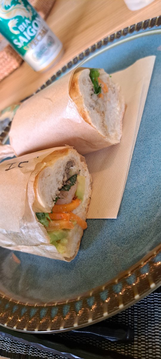 hiromix_MB's tweet photo. お気に入りのお店は、前菜盛り合わせと、この日はスパークリング。グラスだけでは足らずに2人で白ワイン1本追加。
翌日ランチでも使えるお店では、このイベントだけのメニューで、生春巻きとフォー、レバーペースト(写真無し)、そしてバインミーとドリンク。 https://t.co/QPBtgVepD3