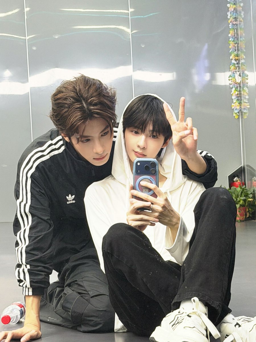 Mph0oo's tweet photo. Untuk mama papa ku (guanyue n yan ruihao) makasih udah hadir di hidupku, walaupun cuma sebentar tapi itu bener-bener berharga banget, makasih udah jadi alasan aku untuk tetep hidup, walaupun akhirnya aku nyerah.. tapi aku bersyukur banget bisa kenal kalian berdua... https://t.co/KuxIuyxia5