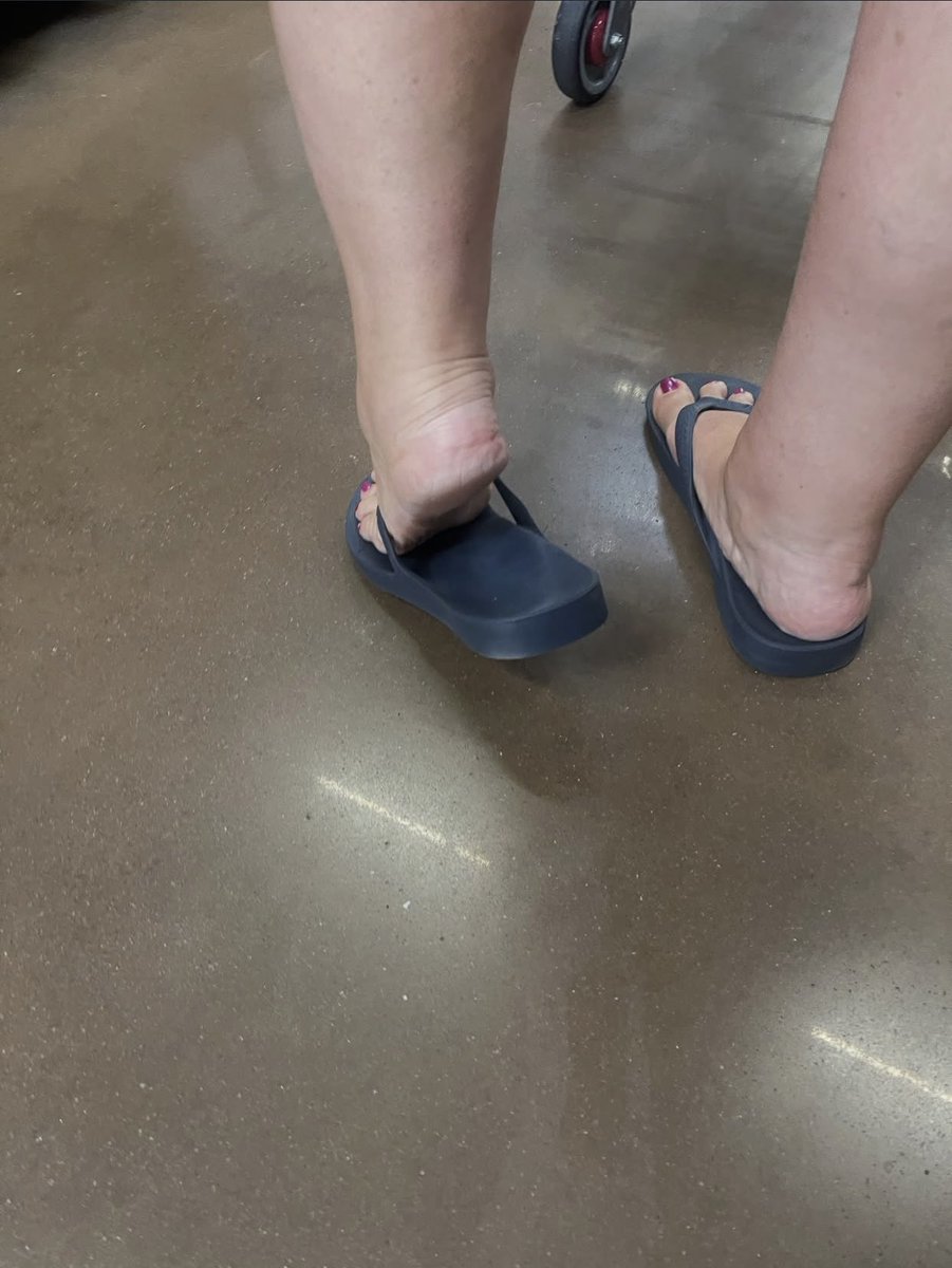 iLikeMilfFeet's tweet photo. White MILF feet Size 11 (They were very stinky) https://t.co/8tOse2maP0