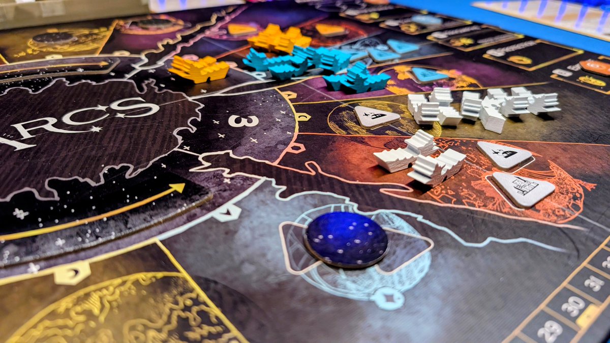 jarjar_26's tweet photo. Avec l’arrivée de l’automne, les soirées jeux du lundi sont de retour ! 🎲🍂  Partie de Arcs, à 3 joueurs 😍 / With fall arriving, Monday board game nights are back! 🎲🍂 And what better way to kick things off than with Arcs, 3 players! 😍 #boardgames #j2s https://t.co/GOoweAd8O2