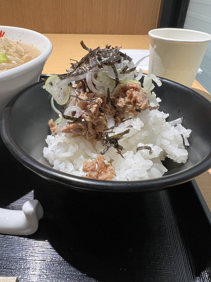 dalsegnojp's tweet photo. オリバーヌードル@新宿地下ラーメン
ラーメン＋オリメシセット1700円
別皿アブラ150円

熊谷のお店が新宿に降臨⚡️
初めてのお店なのにとても懐かしいラーメン…ボソッとした麺がとても美味しいです！
セルフアブラソバも最高😆
最後は背徳感マシマシのアブラご飯にして完食✨
ごちそうさまでした https://t.co/KtkAH15xoM