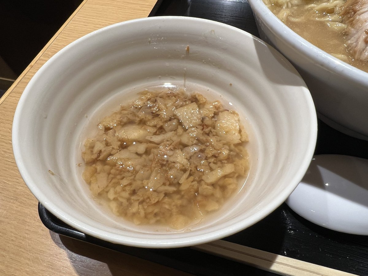 dalsegnojp's tweet photo. オリバーヌードル@新宿地下ラーメン
ラーメン＋オリメシセット1700円
別皿アブラ150円

熊谷のお店が新宿に降臨⚡️
初めてのお店なのにとても懐かしいラーメン…ボソッとした麺がとても美味しいです！
セルフアブラソバも最高😆
最後は背徳感マシマシのアブラご飯にして完食✨
ごちそうさまでした https://t.co/KtkAH15xoM