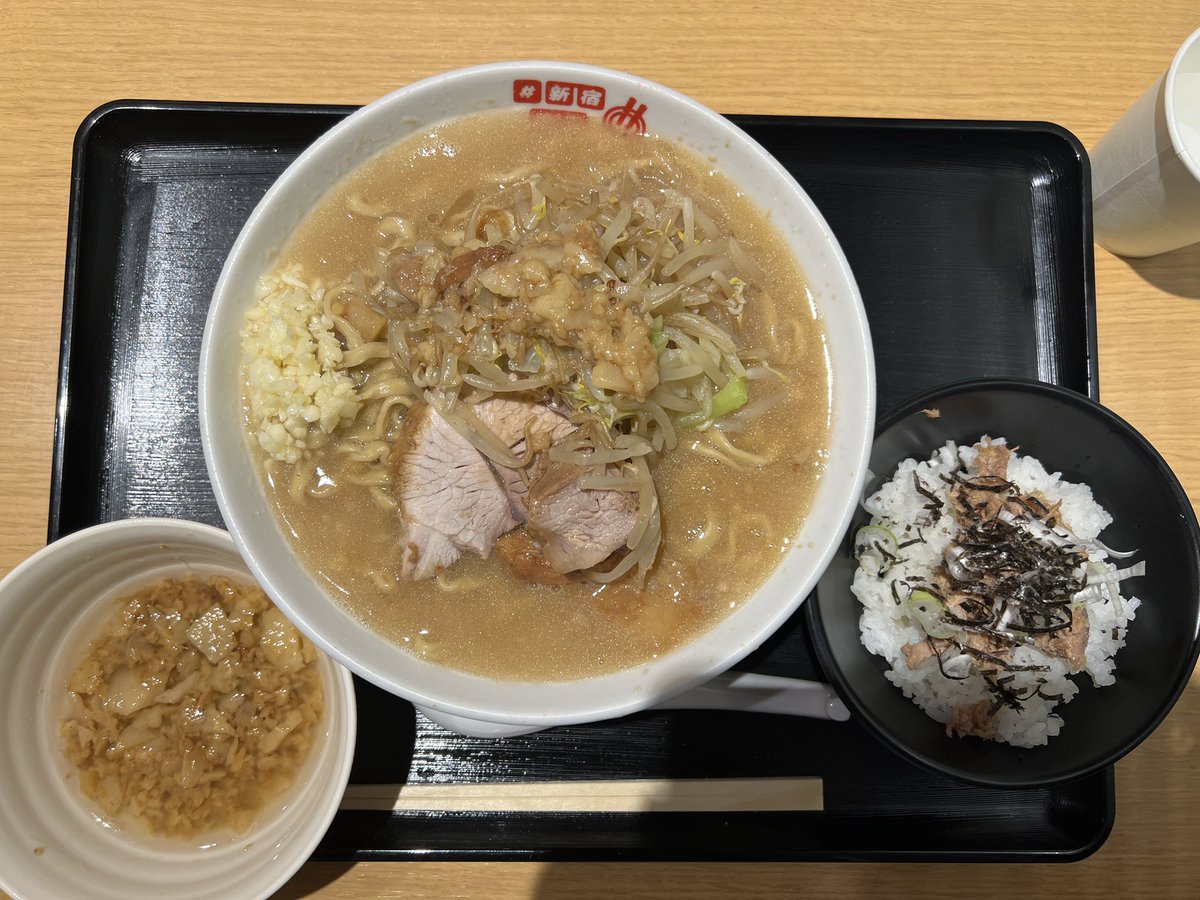 dalsegnojp's tweet photo. オリバーヌードル@新宿地下ラーメン
ラーメン＋オリメシセット1700円
別皿アブラ150円

熊谷のお店が新宿に降臨⚡️
初めてのお店なのにとても懐かしいラーメン…ボソッとした麺がとても美味しいです！
セルフアブラソバも最高😆
最後は背徳感マシマシのアブラご飯にして完食✨
ごちそうさまでした https://t.co/KtkAH15xoM