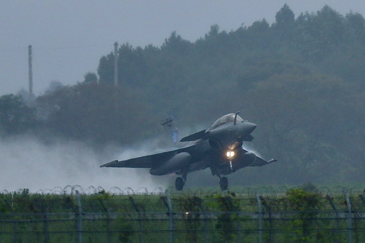 SERENA_27sq's tweet photo. 雨だったけどラファールを見に百里基地へ
低い離陸が撮れて良かった👍

🇯🇵🤝🇫🇷

#Rafale
#HyakuriAirbase
#ARMÉEDELAIR
#PEGASE26 https://t.co/2J1BTtXvaO