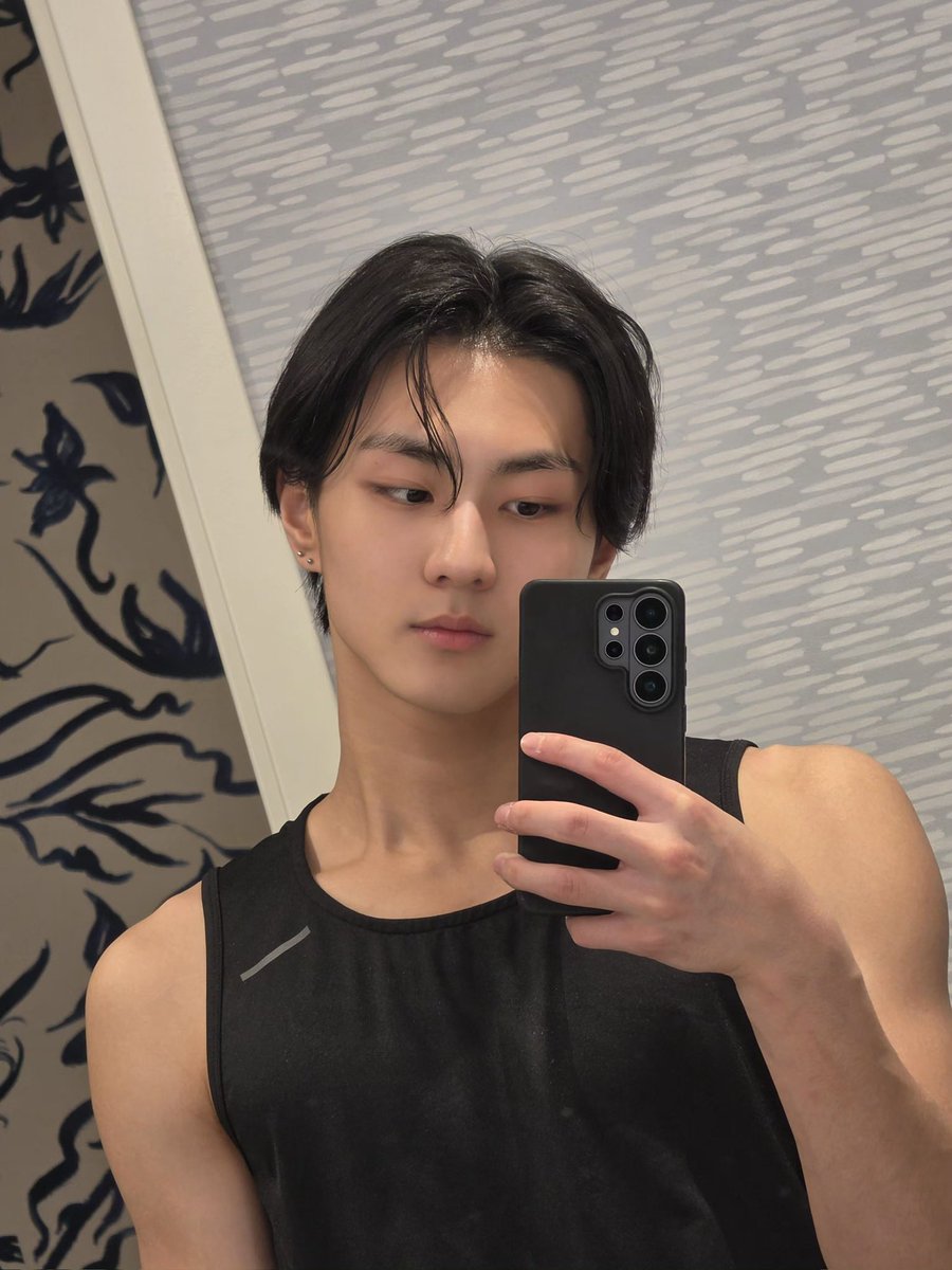 overcupid's tweet photo. feeling like a victorian man seeing a woman’s ankle for the first time everytime he has brows exposed i feel delirious https://t.co/z6F8XPrmF5