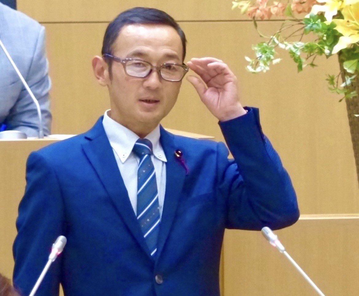 Ftf4gzRaQI8nOqj's tweet photo. 本会議
#太田しんや #渋谷区議会
生の原稿　Part①

⭐️ 本区においての
新型コロナウイルス対策について質問 

何故か、日本では、ほとんど報道されませんが、世界では、コロナウイルスと
コロナワクチンに関する「真実」が次々と公開されています。

アメリカ連邦裁判。
先月18日
コロナウイルス関連の連邦記録を意図的に「隠蔽」した共謀の罪で、デヴィッド・モレンス氏は有罪を認めました。​​​​​​​​​​​​​​​​​​​​​​​​​​​​​​​​​​​​​​​​​​​​​​​​​​
「合衆国を欺く行為　および連邦犯罪の共謀」

通信や記録を隠蔽した事実も明らかとなり、
更に、裏で、謝礼の受領（じゅりょう）も、高級レストランでの接待も認めております。

ご存知のように、氏は、米政府の新型コロナウイルス対応の中心！
アンソニー・ファウチ氏の下で、NIAID上級科学顧問を長く務めた人物で側近です。

更に、アメリカ合衆国
ホワイトハウスの公式サイト
「Lab Leak: The True Origins of Covid-19」

が公開。

コロナ関連に対し、

✅ソーシャルディスタンスの推奨は科学に基づかず、適当であったこと。

✅マスク着用義務化に効果の証拠は無いこと。

✅長期のロックダウンが、経済、そして精神的・身体的
「健康に甚大な被害」を与えたこと。

更に

🟥コロナの政策に対し、不利な情報を抑え込むために「検閲」（けんえつ）が、行われたこと。
（つまり　「陰謀論だ」　「反ワクだ」　などとし、反対意見に対し、徹底的に封じたこと。）

それらが、アメリカ合衆国政府の公式見解として、表記、公開されています。

これらは、我々の認識、常識に対し、改めて「重大な問い」を投げかけるものであります。

その事実を踏まえ、渋谷区の
新型コロナウイルス感染症対策について、
「検証」そして「説明責任を果たす」必要があると考えます。​​​​​​​​​​​​​​​​​​​​​​​​​​​​​​​​

先ず、学校現場における対策について教育長にお伺いします。

小中学校においては、コロナ禍の中、マスク着用の強力な要請を徹底し、
また、修学旅行や部活動の中止などが相次ぎました。
これらは、国や都のガイドラインに基づくものであった事も理解しております。

が、合衆国で示されたように、マスクや、ソーシャルディスタンスは
「科学的根拠は明らかに薄弱」でありました。

これらの措置が、
子どもたちの教育機会逸失や、
心身の発達に与えた影響を、教育長はどのように評価しておられるのでしょうか。

卒業式や修学旅行、それは、子どもにとって
「かけがえのない経験」

それを奪ったことは、「真に遺憾」と感じるところであります。

一生に一度しかない「修学旅行」
そして「卒業式」「入学式」。

今後は、これらを安易に奪うことのないよう、改めて方針を定める必要があるのではないでしょうか？
教育長のご所見をお伺いいたします。​​​​​​​​​​​​​​​​​​​​​​​​​​​​​​​​​​​​​​​​​​​​​​​​​​

次に、区長に質問です。
これまでのコロナ感染症対策について、長期間にわたる様々な措置が、区民の生活や、地域経済に及ぼした影響を踏まえ、検証を実施される考えはありますでしょうか。
また、今後、同様の事態が発生した際、都やメディアなどの情報を鵜呑みにすることなく、十分に精査する事。
更には、反対意見をも含む多様な意見に真摯に耳を傾けられるお考えは、ございますでしょうか。
安易な規制や制限、強要を避けるためには、こうした姿勢が不可欠ではないかと存じます。

「国や都が指示したことだから→正しい」

「テレビやマスコミが報じている事だから　→疑ってはいけない」

疑問の声を呈すれば、非難される風潮が生じたのは事実です。

社会の雰囲気や同調圧力によって我々は流されやすくなります。

しかし、それは、かつて、戦争時に見られた
「進め、一億　総　火の玉」
つまり、
「戦争反対」「平和を」という声を許さない空気感に、よく似ています。
極めて危険な兆候です。

我々、区議会をはじめ、区長、教育長におかれましては、今回の経験を

「やむを得なかった」

との一言で終わらせることなく、将来への貴重な教訓として受け止め、活かしていただきたいと強く要望するものであります。

人々の権利と、
子どもたちの健やかな成長を守り、育てる渋谷区であり続けるために。

https://t.co/wFFH3PiMEh