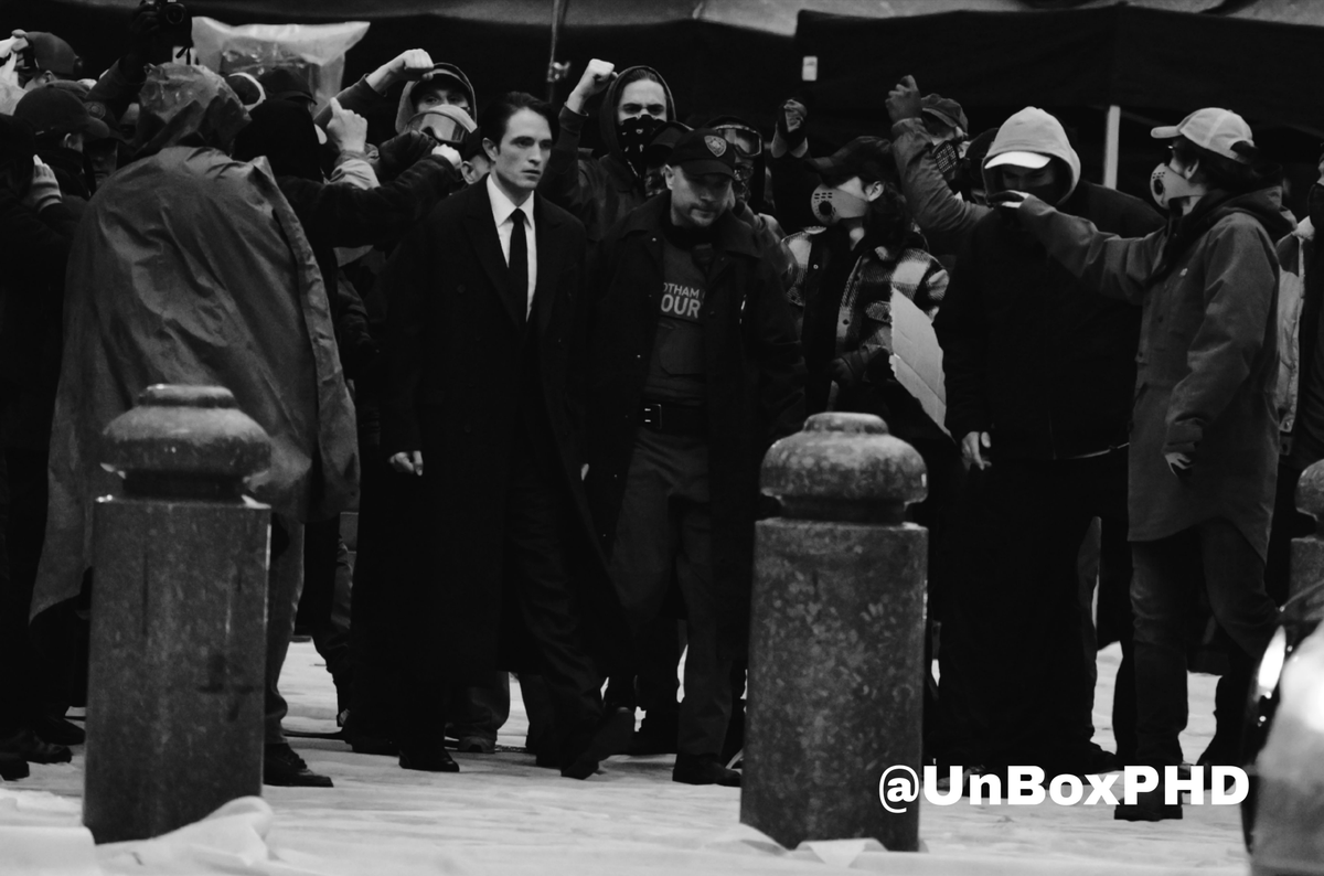 TheBatmanSagaNW's tweet photo. New look at Robert Pattinson as Bruce Wayne on the set of ‘THE BATMAN: PART 2’ 🦇

(📸 @UnBoxPHD) https://t.co/v0ItkWrMYl
