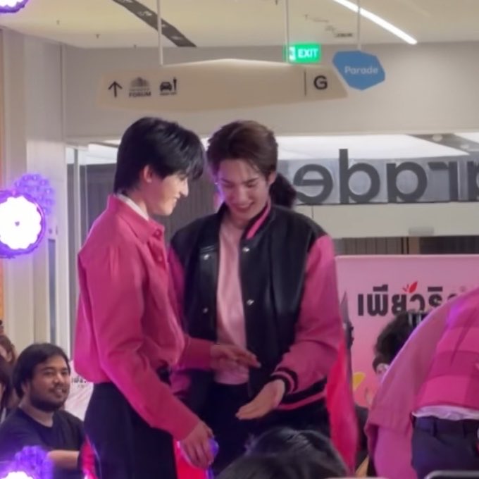 khunmaru_'s tweet photo. ตาวิเศษเห็นสิ่งนี้ คุณแบมือจะเอาอะไรจากแมวคั้บโต๋ย 🫸🏻🫷🏻

#PHUTATCHAI #AAashirakorn 
#PURIKUxBUS 
#PURIKUxBUS_SHINEYOURPASSION https://t.co/2MgEX9ghxU