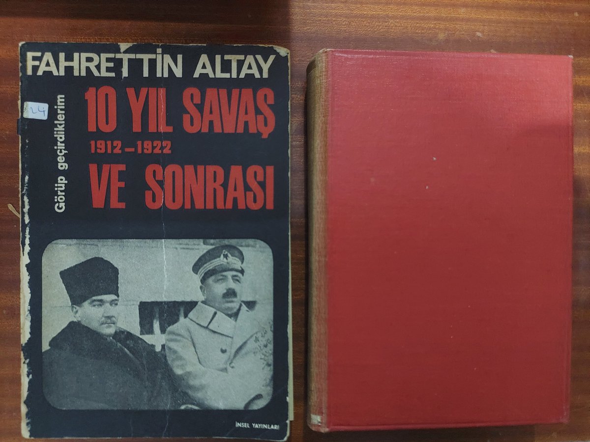 ismailkkilinc's tweet photo. ÖLÜM HAK, MİRAS HELAL KÜTÜPHANE SAHAFA DÜŞTÜ GEL AL!

Bir sahaf kardeşimize bazı tarih kitapları gelmiş, baktım, merhum Hanefi Bostan'ın kütüphanesinden çıkma.

Merhum ile en son Karadeniz Vakfı'nda kıymetli ağabeyim @yusuf_cevahir Bey'in davetlisi olarak katıldığı ve Trabzon'un Türkleşmesini anlattığı konferansta görüşmüştük. 

İlim ve fikir adamlarının şayet çok özellikli bir koleksiyonları yoksa bunların sahaflara satılmasında hiçbir mahzur yok bilakis faydalıdır da. Müteveffanın çocukları mesela tarihe değil başka sahalara ilgi duyuyor olabilirler ancak özellikli bir koleksiyon varsa bunun evvela -elbette bedeli mukabili- üniversite kütüphanelerine teklifinin daha doğru olacağını zannediyorum şayet alıcısı çıkmazsa mümkünse mezat yoluyla aksi halde sahaflar eliyle satılması gerekir. 

Merhumdan bir yadigar olsun diye bende  mevcut Fahrettin Altay'ın 10 Yıl Savaş ve Sonrası adlı hatıratını aldım. Merhum Bostan galiba ciltletirken kapağı çıkarttırmış veya ciltlçi böyle vahim bir cinayet işlemiş ya da kitap haliyle alınmış. Merhum, iç sayfalara kitabın künyesini, ne zaman ve kaça aldığını yazmış. 

Hayat böyle, vakti gelince bedeniniz kefene ve toprağa, kütüphaneniz de sahaf raflarına giriyor.

Not:1- Sahafa düşmek maalesef menfî telakki olunuyor. Anadolu'da bir zamanlar "geneleve düşmek" gibi feci bir durum vardı ama teessüf olunur ki ona mümasil bir şekilde Sivas'ta ailesinde müderrisler ve meşayıh bulunan Muzaffer Sarısözen'in ismi radyoda Yurttan Sesler programında anons edildiğinde komşuları veya hasımları "anaaaa, abooovvv, Saçlıların Muzaffer radyoya düşmüş" derlermiş. Ne yazık ki türkü dinlemenin, söylemenin haram addedildiği günler de olmuştu. Şam'da bir süre okumuş bir amcam 1976'da günah diye pedere curasını parçalatmıştı.

2-Fahrettin Altay, mert, "milli mücadele mücahidi" ama padişahçı ve halifeci bir ordu kumandanı idi ve yine Yunan gavuruna karşı mücadele ve mücahede eden ama padişah-halifeye de sadakatten vazgeçmeyen Anadolu'daki en kıdemli ordu kumandanı Çerkes Yusuf İzzet Paşa'nın emrine girmişti. İlginçtir, o esnada Batı Anadolu'daki en mühim üç albaydan biri olan Kazım Özalp de Yusuf İzzet Paşa'ya bağlılık bildirisinde bulunmuştu. Bu durumu çok tehlikeli bulan Mustafa Kemal "komitacı" bir usulle hem Yusuf İzzet Paşa'yı devreden çıkardı hem de o zaman albay rütbesinde bulunup mühim bir birliğe kumanda eden Fahrettin Paşa'nın üzerine ordu gönderdi. Gönderilen ordunun kumandanı Refet Paşa idi ama esas güç, "eşkıya bozuntusu" diye aşağılanan, bir albayı alnının ortasından vurarak öldüren, kimi subaylara "kalk, zeybek oyna" diye emir veren Demirci Mehmed Efe'nin adamları idi. Fahrettin Paşa, çok kolay "ikna" edildi. 

Yusuf İzzet Paşa gibi en kıdemli kumandanın devre dışı çıkarılması ise şöyle oldu: Mustafa Kemal, Yüzbaşı Selahaddin'e "paşayı güzelce Bursa'dan Ankara'ya getir, kabul etmezse tutukla hatta karşı çıkarsa Miralay Bekir Sami  Bey'i de tutukla getir" diye emir verdi. Hem kahraman hem de yaveri olduğu Miralay Bekir Sami Bey'e silah çekecek derecede psikopat bir subay olan, Bursa'daki muhalifleri gece yarısı operasyonları ile ortadan kaldıran, acımasızlıkta İsmail Hakkı Tekçe'nin bir eşi olan Yüzbaşı Selahaddin Yurtoğlu da paşayı itiraz etmediği için "güzellikle" Ankara'ya gönderdi. 

3-Ben tarihçi değilim ama tarihin kamu hukukunun mütemmim bir cüzü olduğu gerçeğini bihakkın takdir eden Racai Galip Okandan ve Tarık Zafer Tunaya gibi   kamu hukuku vadisinde gayret sarf eden biriyim, daha evvel de yazdığım gibi  tarihin kamu hukukunun bir unsuru olduğu gerçeğini dekanımız ve hukuk tarihi hocamız İlhan Akın'ın dersleri vesilesiyle fark etmiş, ilk olarak da işe Yeni Osmanlıları araştırarak başlamıştım çünkü 93 Anayasası ve I. Meşrutiyet, Yeni Osmanlılar olmadan anlaşılamazdı, bu sebeple sağda solda hakkımızda yakışıksız sözler sarf eden ve sahalarında hiçbir behreleri olmayan, bize atıfta bulunmaktan da şeytan çarpacak gibi korkan bazı tarih akademisyenleri endişe buyurmasın, ben rakipleri değilim.