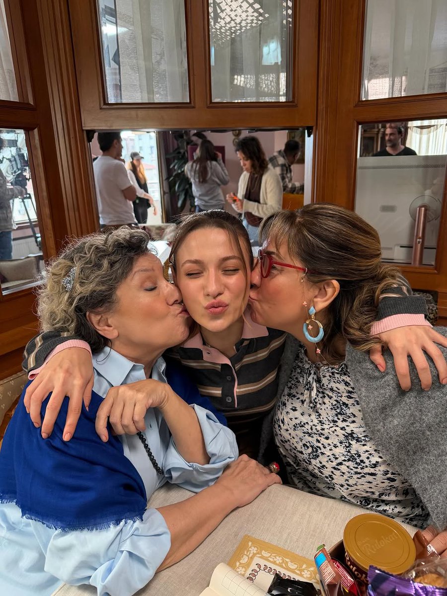 nuygyui's tweet photo. Ne kadar şanslı hissediyorum sizinle olduğum için ❤️ Çiçek kokuları geldi mi? 🫂🌸🌸 https://t.co/T1p0MpIOtm