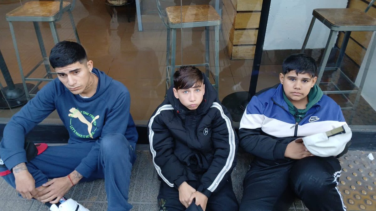 claudiosavoia's tweet photo. Por hartazgo, por impotencia y por temor, voy a compartir aquí la foto de tres personas (menores algunos o quizá todos) que, desde MARZO (sí, marzo), roban casi todos los días en los alrededores de distintos colegios de Palermo, Barrio Norte, Recoleta y alguno más. Roban a los chicos que salen de las escuelas, arrancan cadenitas de los cuellos, celulares, mochilas, lo que vean tentador. La Policía de la Ciudad los ha detenido decenas de veces y, en apenas horas, muertos de risa, vuelven a robar. Hay chicos asustados, chicos que cruzan corriendo sin mirar cuando se les vienen encima, adolescentes que no quieren andar solos porque están aterrorizados tras amenazas (les dicen te mato, te corto, te quemo, etc). Un grupo enorme de padres estamos detrás del tema y el gobierno de la Ciudad también, pero llevan 6 meses robando casi todos los días. ¿Qué se hace? Son menores, sí, son niños, sí, pero ¿por qué otros niños tienen que bancarse vivir así, por qué tienen que resignarse a entregar sus pertenencias, por qué deben elegir entre su teléfono o su vida como algo normal? ¿Qué pasa si uno cruza corriendo y lo atropellan? ¿Qué pasa si la amenaza de "te mato" se cumple? ¿Por qué nuestros hijos deben vivir así? ¿Qué culpa tienen? Están los nombres, domicilios, todo. Todo tan claro como su impunidad. Dejarlos seguir no cuida a nadie: ni a ellos ni a la sociedad que los padece. ¿Qué se hace? ¿Qué piensan? En tanto...
Por todo esto, cuidado con estos ladrones. Estos son 👇