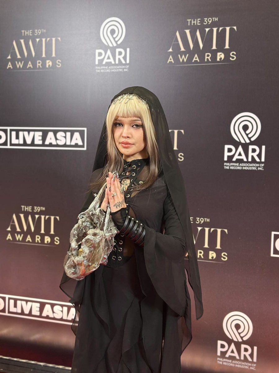 TV5PHOfficial's tweet photo. LABAS NA, MGA YEARNERS! 😫
LOOK | “What if I miss you for the rest of my life” hitmaker Janine Berdin pose for photo kasama ang kanyang band sa #39thAwitAwards!
Abangan ang kanyang performance sa #AwitAwardsOnePH! https://t.co/ANtBK8tktO