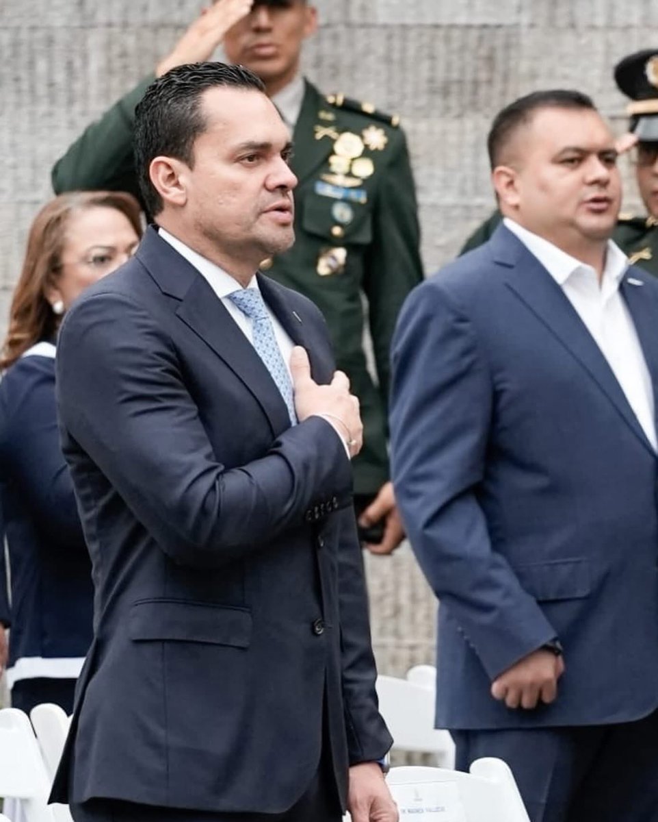 TommyZambranoM's tweet photo. Con orgullo y fervor patriótico, acompañamos al presidente de la República, Nasry Juan Asfura, en la Izada de nuestra Bandera Nacional y la lectura del Acta de Independencia, dando inicio a las Fiestas Patrias.

Junto al secretario del Congreso Nacional, Carlos Ledezma, autoridades de los tres Poderes del Estado, cuerpo diplomático y miembros del Gabinete de Gobierno, celebramos nuestra historia, nuestra identidad y el orgullo de ser hondureños.

🇭🇳 ¡Que viva Honduras! ¡Que viva nuestra Independencia!