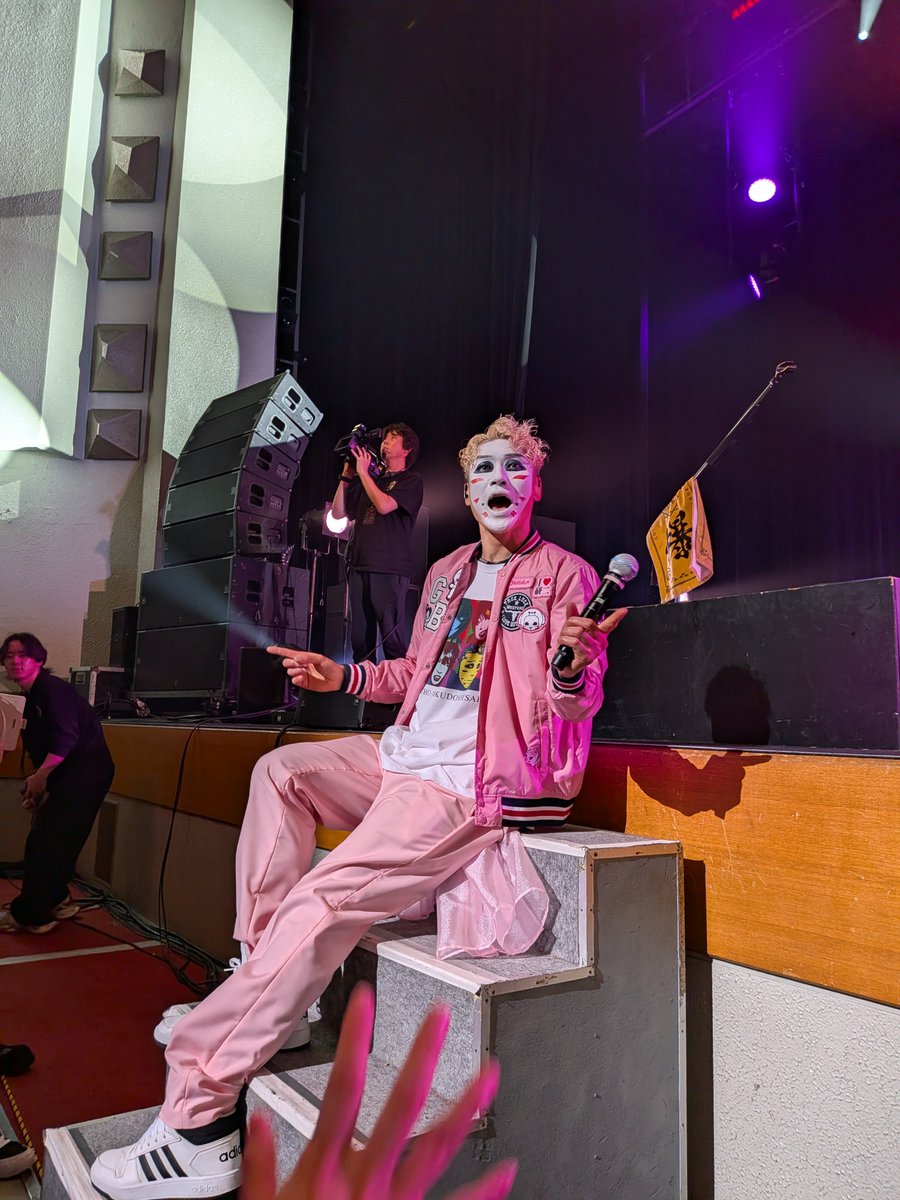potatter_1706's tweet photo. 超厄年祭の名古屋初日終わりました！
盛りだくさんで濃かった〜
初めての最前でやばかったです💦
とりあえず最前からの撮影可部分です！
#超厄年祭 
#ゴールデンボンバー https://t.co/K6WCy82oZG