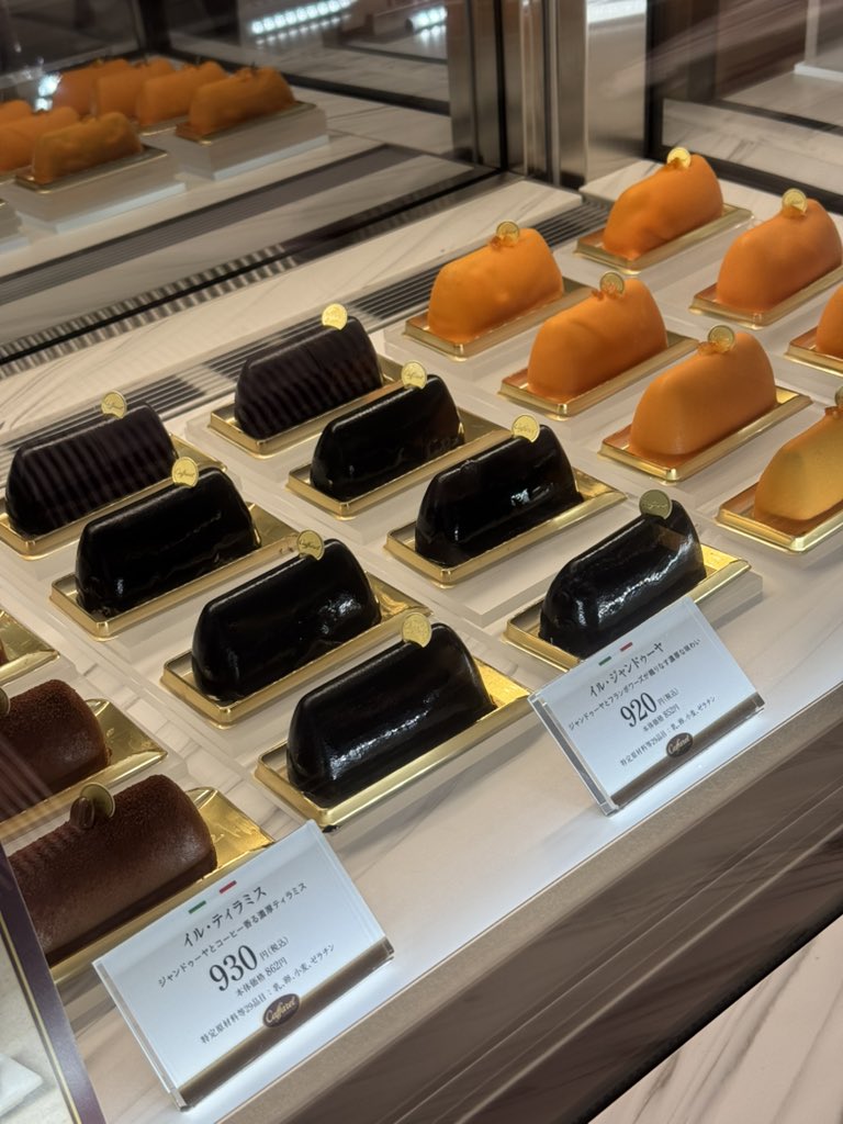 chocokuncom's tweet photo. 9月16日（水）、東京駅・グランスタ東京に、イタリア発のチョコレートブランド「カファレル」が手がける『カファレル グランスタ東京店 -Il Gianduia-』がリニューアルオープン。新たにジャンドゥーヤ専門店をコンセプトとした店舗へ生まれ変わる。ジャンドゥイオット型のケーキは人気が出そう。 https://t.co/nLrWQzVxFQ