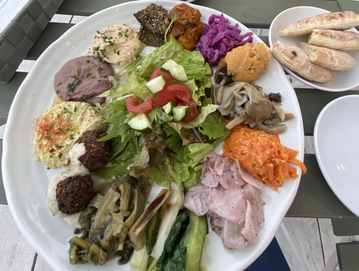fujiyo222's tweet photo. 運気を上げたい時は「体にやさしい食事」を取り���れるのがおすすめ。海辺で色鮮やかなヴィーガンランチをいただきました🤗大地の恵み（野菜）をたっぷりいただくことで、体の中の邪気が抜けていくような感覚に🥬🥕✨
心と体をクリアにして、明日からの運気もどんどん循環させていきます💖
#ヴィーガン https://t.co/HCbC12Dwoc