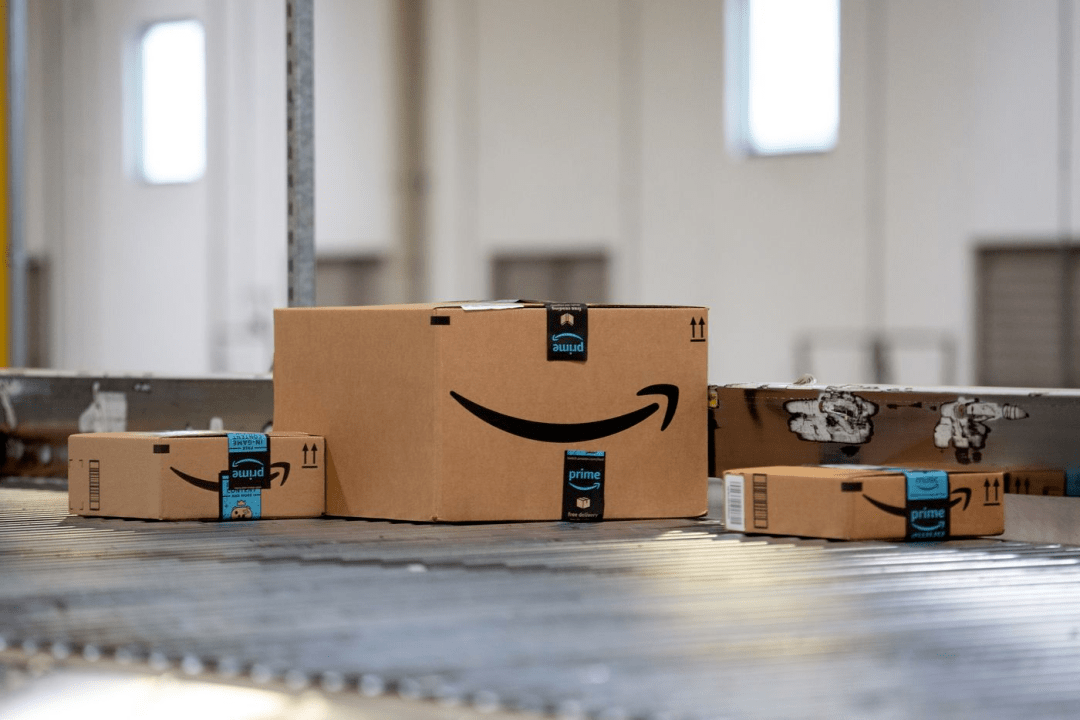 LolaZumbrunh's tweet photo. Just can’t wait to rip open this package—crossing fingers for my pre-order item to be exactly what I wanted! , https://t.co/CnGwvOyr1Y
