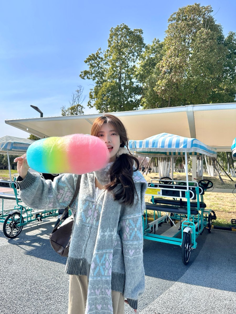 dn18279311's tweet photo. Rainbow cotton candy &amp; sunny day. Simple happiness in outdoors.
 #DailyVibes #OutdoorPic https://t.co/7h41KjmoFQ