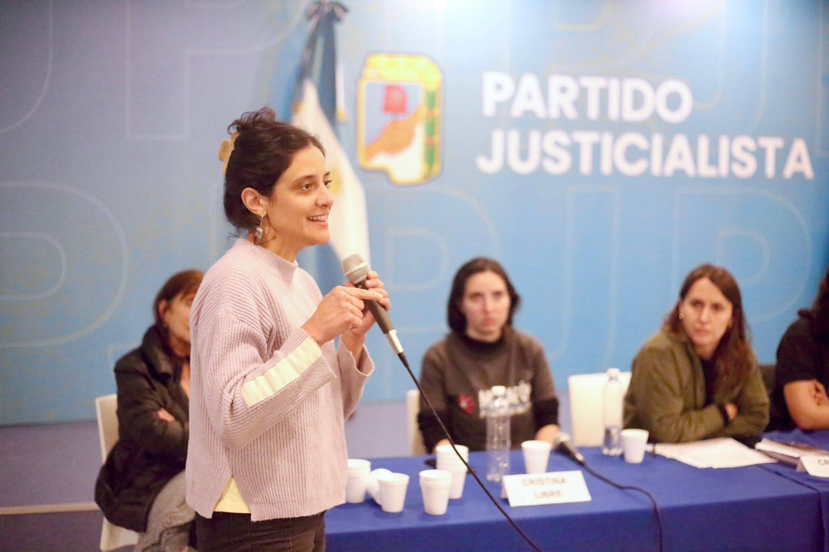 lucampora's tweet photo. El Progresar vale cada vez menos y llega a muchos menos pibes y pibas.

En 2023 alcanzaba a casi 2 millones de estudiantes. En 2025, a menos de un millón. La beca es de $35.000: perdió casi la mitad de su poder de compra desde que asumió Milei. Si mantuviera el valor que tenía en 2023, debería ser de $68.000; para mantener el de 2015, de $153.000

Cristina creó el Progresar en 2014 para que un pibe que quiera estudiar pueda viajar, comer, comprar apuntes y cursar. Y está presa justamente por eso: por haber gobernado haciendo que políticas como el Progresar fueran posibles.

Hoy hacen exactamente al revés: menos pibes acceden y, a los que acceden, les alcanza para mucho menos.

La Ley de Financiamiento Universitario que Milei no quiere aplicar prevé un aumento de la beca que hoy los estudiantes no perciben. Es urgente que se cumpla la ley.

Estuvimos en el PJ junto a @FerRaverta , @lopez_aleOK y representantes estudiantiles de todo el país para reclamar por el Progresar.

Los pibes quieren estudiar y progresar. Bastante difícil se la están haciendo.