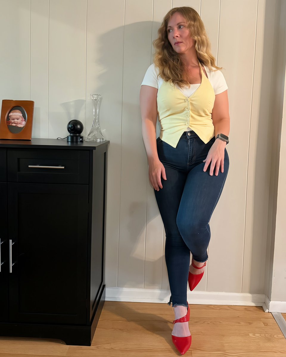 Kassie_ge's tweet photo. What’s the quickest way to improve a Tuesday that already feels like a Monday? #TuesdayWorkwear #OfficeStyle #ColorfulWorkwear #RedHeels #MidwestCreator https://t.co/qjgfoDaaDk