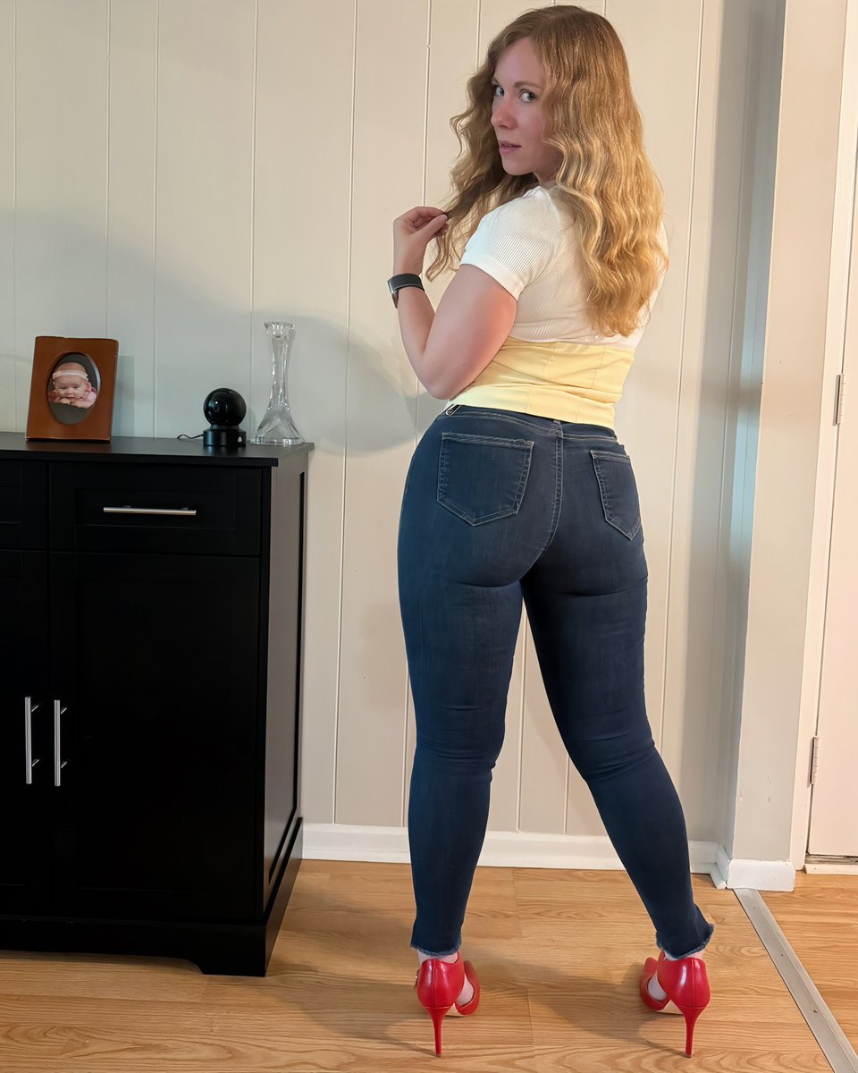 Kassie_ge's tweet photo. What’s the quickest way to improve a Tuesday that already feels like a Monday? #TuesdayWorkwear #OfficeStyle #ColorfulWorkwear #RedHeels #MidwestCreator https://t.co/qjgfoDaaDk