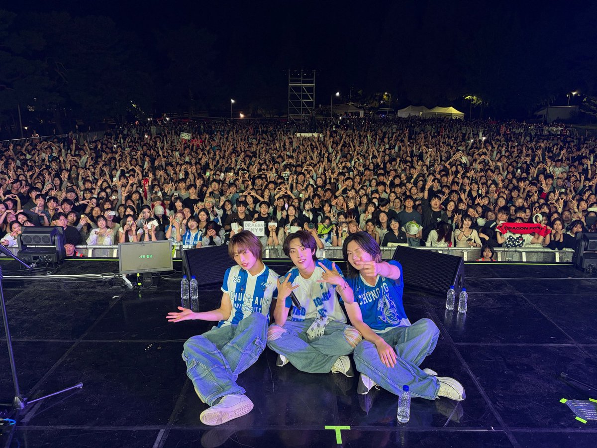 DragonPony_'s tweet photo. Dragon Pony (드래곤포니) at 중앙대학교 다빈치캠퍼스

우린 이제 시작이야‼️

🎼 SET LIST

01. Rock Star
02. Waste
03. 지구소년
04. 모스부호
05. 꼬리를 먹는 뱀
06. Not Out
07. POP UP

#DragonPony #드래곤포니 
#중앙대학교 https://t.co/7OEuuoPB3K