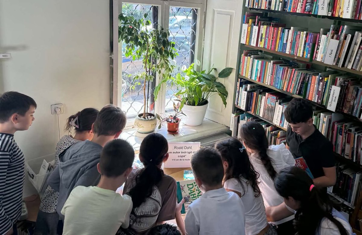 BibCreanga's tweet photo. #Programul_Cartea_care_mă_inspiră – 𝐨 𝐧𝐨𝐮𝐚̆ 𝐚𝐯𝐞𝐧𝐭𝐮𝐫𝐚̆ 𝐥𝐢𝐭𝐞𝐫𝐚𝐫𝐚̆!
Programul „Cartea care mă inspiră” a debutat în acest an școlar alături de elevii clasei a III-a „C” de la Liceul „Vasile Vasilache”, coordonați de învățătoarea Tatiana Ciobanu. https://t.co/5QJhZQHYa6