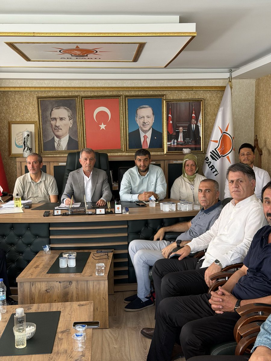 OsmanMerdanoglu's tweet photo. 📍 Bismil

İlçe Başkan Vekilimiz Neytullah Güleken, Kadın Kolları Başkanımız Havva Akyıldız, İlçe Gençlik Kolları Başkan Vekilimiz Yunus Emre Kavak ve ilçe yönetim kurulu üyelerimizle bir araya geldik.

İlk ders ziliyle birlikte eğitim alanında atacağımız adımları, çocuklarımız için yapabileceklerimizi; Türkiye gündemi ve ilçemiz için hayata geçireceğimiz çalışmaları istişare ettik.

Bismil’imiz için ortak akılla, sahada ve samimiyetle çalışmaya devam edeceğiz
@HamitSumer21 
@akpartidbakir 
@Muzafferozydin 
@AkPartiBismil