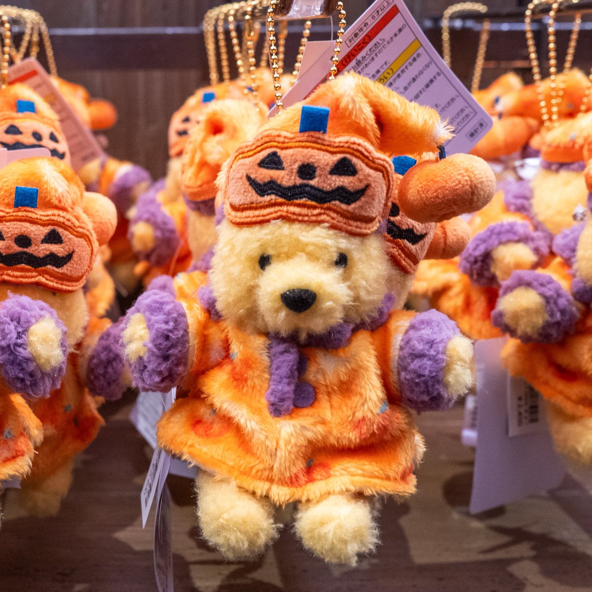 MezzoMikiD's tweet photo. パンプキン柄のパジャマ姿がかわいい！
東京ディズニーリゾート
“ディズニー・ハロウィーン2026”
くまのプーさんぬいぐるみ、ぬいぐるみバッジ
本日9月15日発売☆
 https://t.co/uWEAPBo2CN https://t.co/sLSHsvnE0O