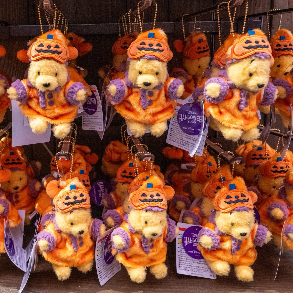 MezzoMikiD's tweet photo. パンプキン柄のパジャマ姿がかわいい！
東京ディズニーリゾート
“ディズニー・ハロウィーン2026”
くまのプーさんぬいぐるみ、ぬいぐるみバッジ
本日9月15日発売☆
 https://t.co/uWEAPBo2CN https://t.co/sLSHsvnE0O