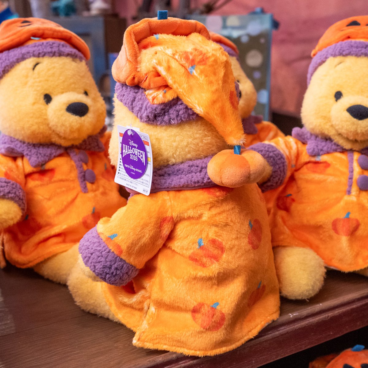 MezzoMikiD's tweet photo. パンプキン柄のパジャマ姿がかわいい！
東京ディズニーリゾート
“ディズニー・ハロウィーン2026”
くまのプーさんぬいぐるみ、ぬいぐるみバッジ
本日9月15日発売☆
 https://t.co/uWEAPBo2CN https://t.co/sLSHsvnE0O