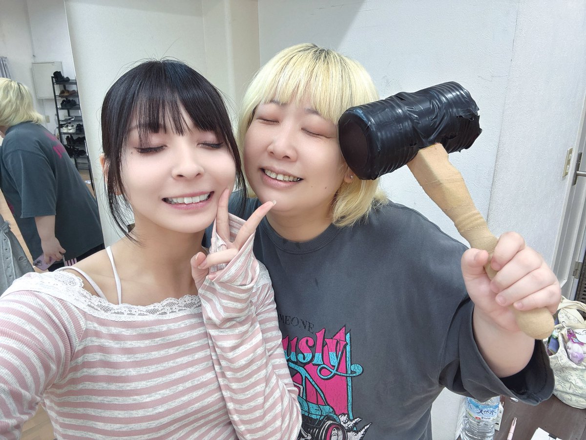 manami_k1017's tweet photo. #Refrain2026 
稽古合流しました🎃
知り合いもたくさんで安心の現場😌💕

チケットも応援ポスターも差し入れサービスも気付いたら発売されておりました…。

たくさん応援よろしくね🎃

大好きなりえしゃんと🫶🏻

🎫 https://t.co/PlfvICQirg
📣 https://t.co/bsR2BCrRBV
🎁 https://t.co/rkwwno4oVg https://t.co/J2EoyQt1JN