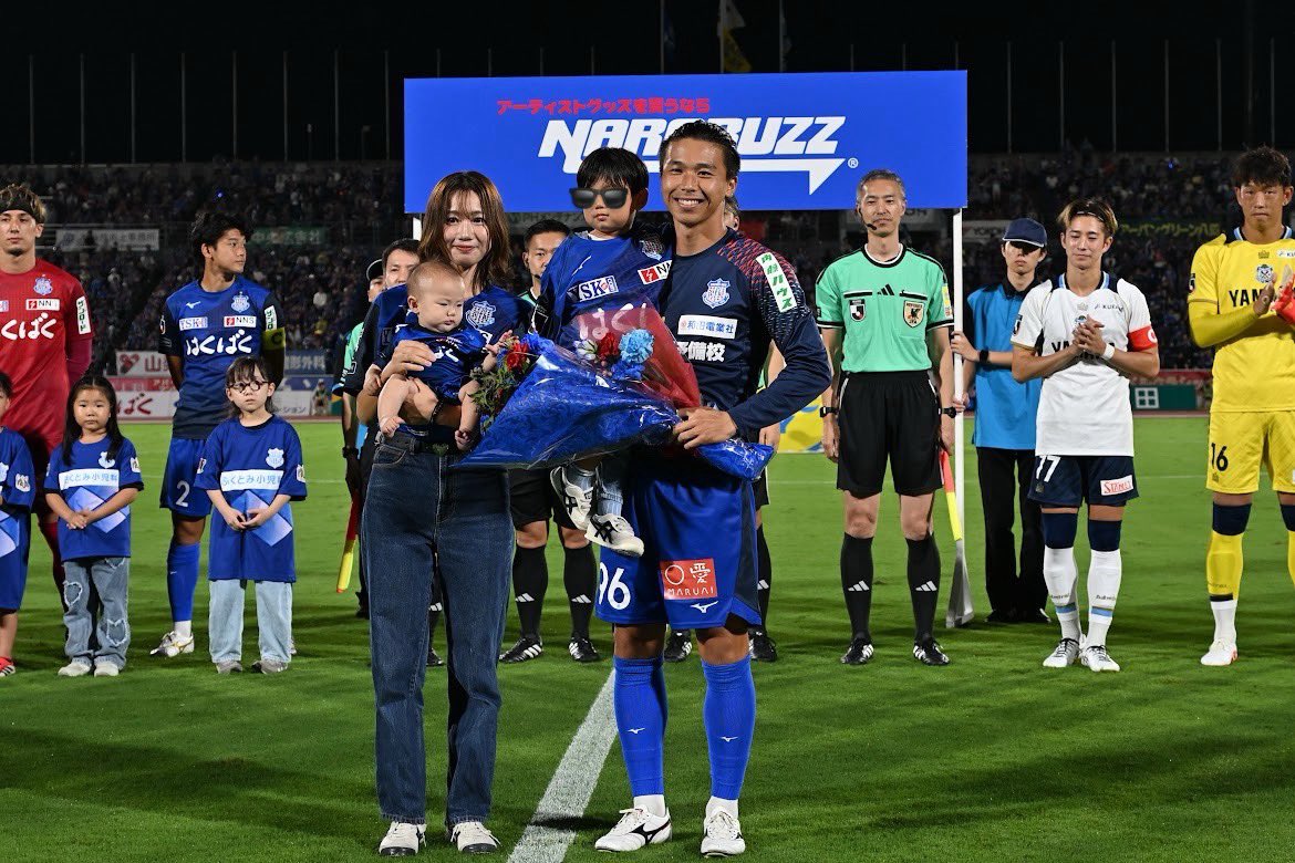 AtsushiIniesta's tweet photo. Jリーグ通算200試合達成しました。
今まで在籍したチームのおかげでこの記録を成し遂げることができたと思います。
なので、今回タイミングよく古巣ジュビロ磐田サポーターの前でセレモニーを行うことができ本当に嬉しいです！
まだまだこれからもたくさんピッチを駆けまわり皆さんに笑顔を届けます！ https://t.co/6GIqvexAGf