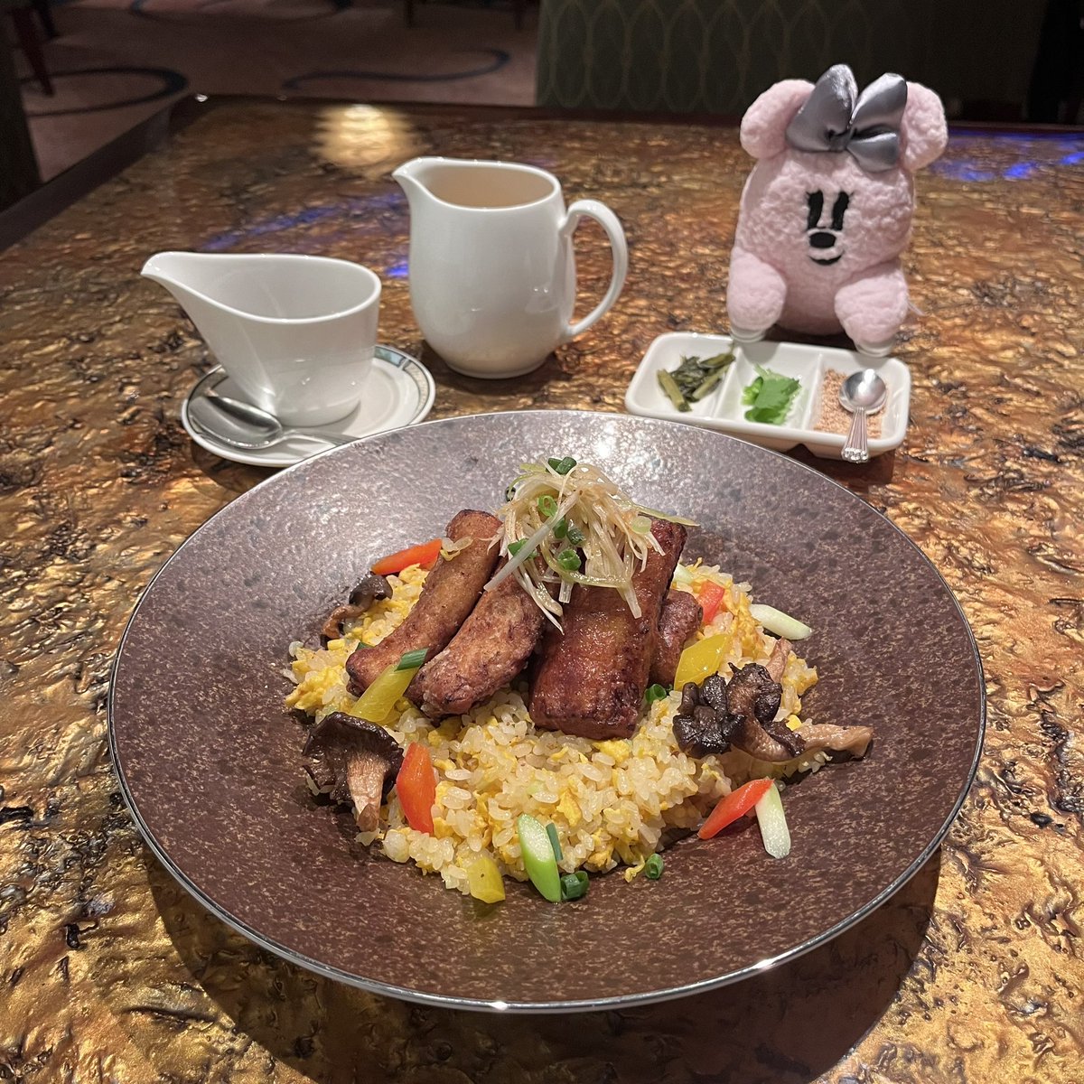 12maki05's tweet photo. シルクロードガーデン
『ウナギの炒飯 上湯スープ添え』
『今月の特製杏仁豆腐』

ランチはシルクへ🇨🇳
ウナギの炒飯、後半はスープを注ぎ、今年も美味しくいただきました🥢
ブドウの杏仁も毎年食べてる気がする🍇
美味しかった〜🙏✨ https://t.co/T0OKNCj7i8