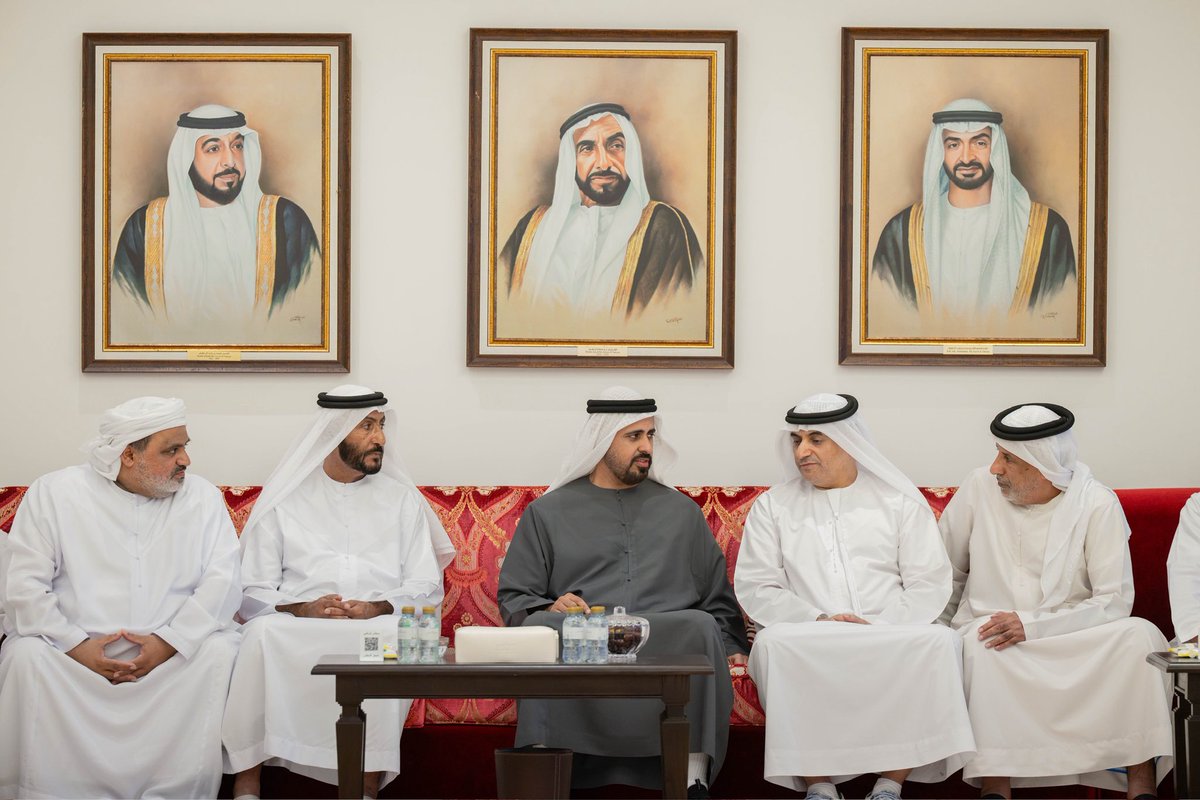 fhaouae's tweet photo. ذياب بن محمد بن زايد يقدم واجب العزاء إلى أسرة شهيد الوطن والواجب الرائد عبدالله شامس المنهالي، وسموه يعرب خلال زيارته مجلس العزاء في مجلس المسعودي في منطقة العين عن صادق تعازيه ومواساته لأسرة الشهيد، داعياً المولى عز وجل أن يتغمده بواسع رحمته وأن يُلهم أهله وذويه الصبر والسلوان. https://t.co/xjEcZpI2iI