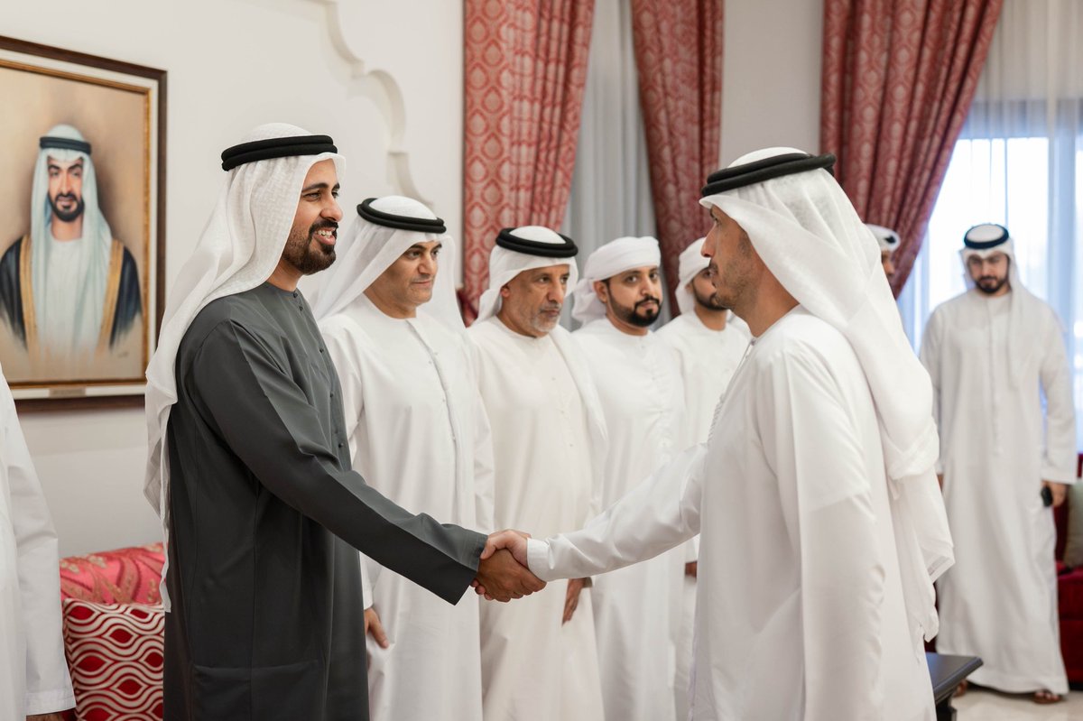 fhaouae's tweet photo. ذياب بن محمد بن زايد يقدم واجب العزاء إلى أسرة شهيد الوطن والواجب الرائد عبدالله شامس المنهالي، وسموه يعرب خلال زيارته مجلس العزاء في مجلس المسعودي في منطقة العين عن صادق تعازيه ومواساته لأسرة الشهيد، داعياً المولى عز وجل أن يتغمده بواسع رحمته وأن يُلهم أهله وذويه الصبر والسلوان. https://t.co/xjEcZpI2iI
