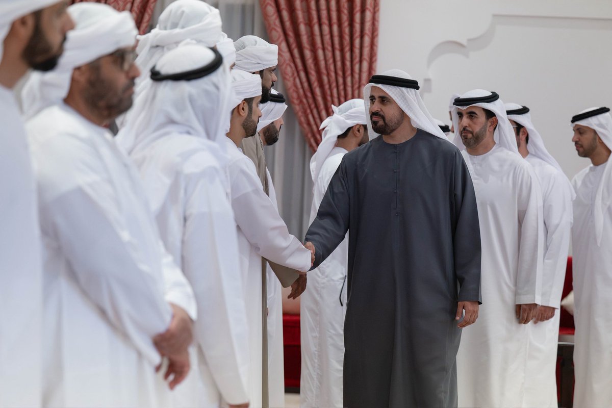 fhaouae's tweet photo. ذياب بن محمد بن زايد يقدم واجب العزاء إلى أسرة شهيد الوطن والواجب الرائد عبدالله شامس المنهالي، وسموه يعرب خلال زيارته مجلس العزاء في مجلس المسعودي في منطقة العين عن صادق تعازيه ومواساته لأسرة الشهيد، داعياً المولى عز وجل أن يتغمده بواسع رحمته وأن يُلهم أهله وذويه الصبر والسلوان. https://t.co/xjEcZpI2iI