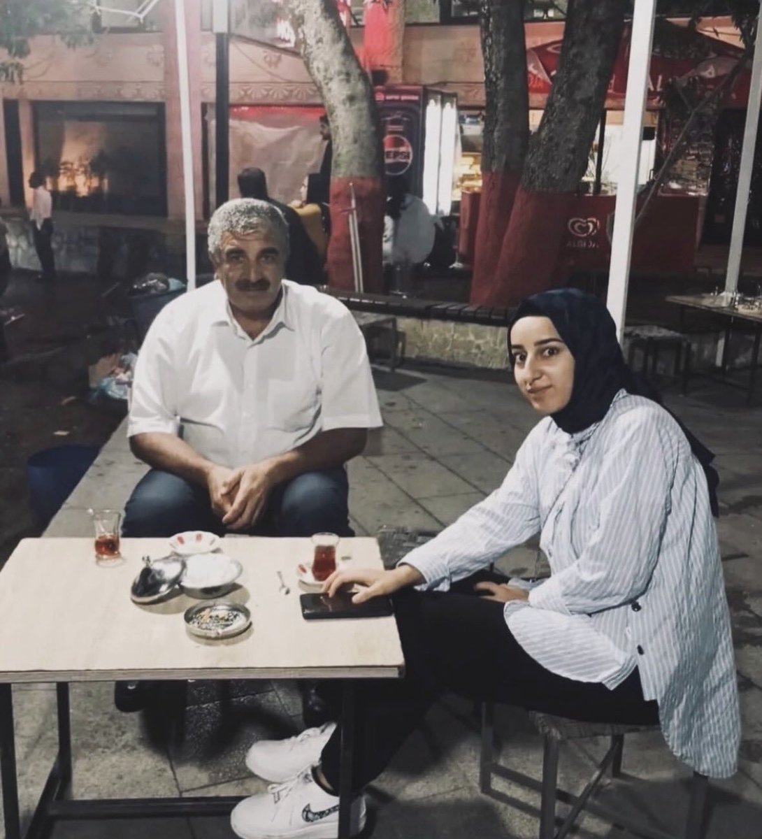 doranavirus's tweet photo. Rojin’in arkasında dağ gibi duran, sırtında taş taşıyarak kızını okutan babası Nizamettin amca vardı. Şimdi de elleri öpülesi o babanın arkasında milyonlarca kişi olarak biz varız! ROJİN’E NE OLDUĞUNU BULACAKSINIZ! #RojinKabaişİçinAdalet https://t.co/NXKVJcTbrA