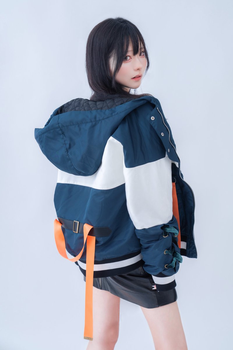 pon48's tweet photo. 【 #推しをずっと着たい】vol.6

今回は星街すいせいさんのグッズアイテムコーデ。          

model @0__ymxx

今回は全身すいちゃんのグッズアイテムを着用！！

アウターはZOZOTOWNさんとのコラボジャケット。
オーバーサイズのゆったりシルエットが、いつ着ても可愛く！！ 

ジャケットのカラーを活かすために、インナーには2021年のCONVERSEさんコラボTシャツを合わせました！！ 全体の色味を引き締めつつ、胸元のすいちゃんが素敵なアクセントに！！  

足元は同じくCONVERSEさんとのコラボシューズ！！ 
アンクルソックスで抜け感を出して、アイテムをより映えさせてます。

ストリート感を出すために、ボトムスはレザースカートをセレクト。  

クールさと可愛らしさが共存する、星街すいせいっぽい着こなしになってます。