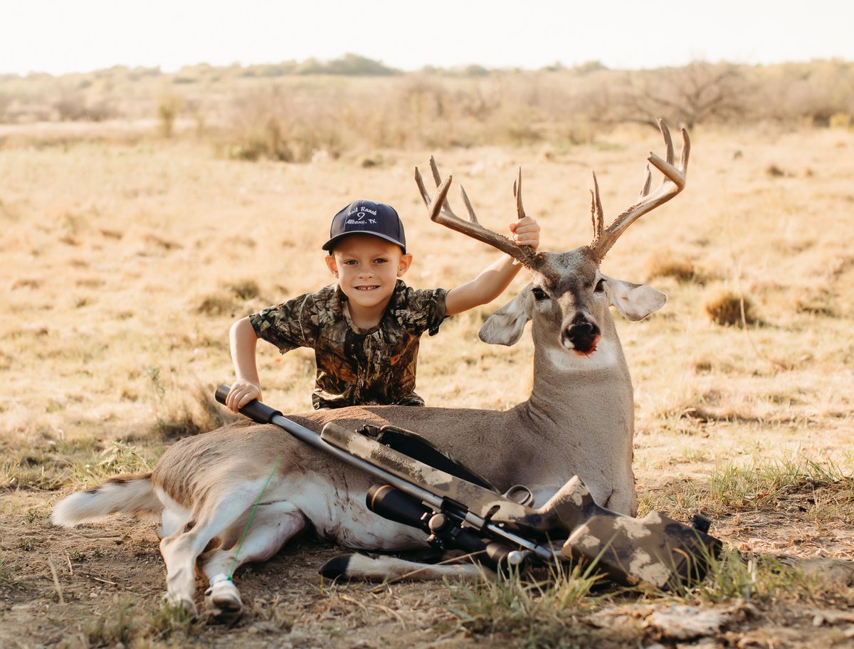 EkdahlEdge's tweet photo. #TrophyTuesday features this little dude and his big buck!
Submitted by: Lindy Hudman
#Whitetail #Deer #Hunting #OutdoorAdventure https://t.co/2kQ9NGlVT6