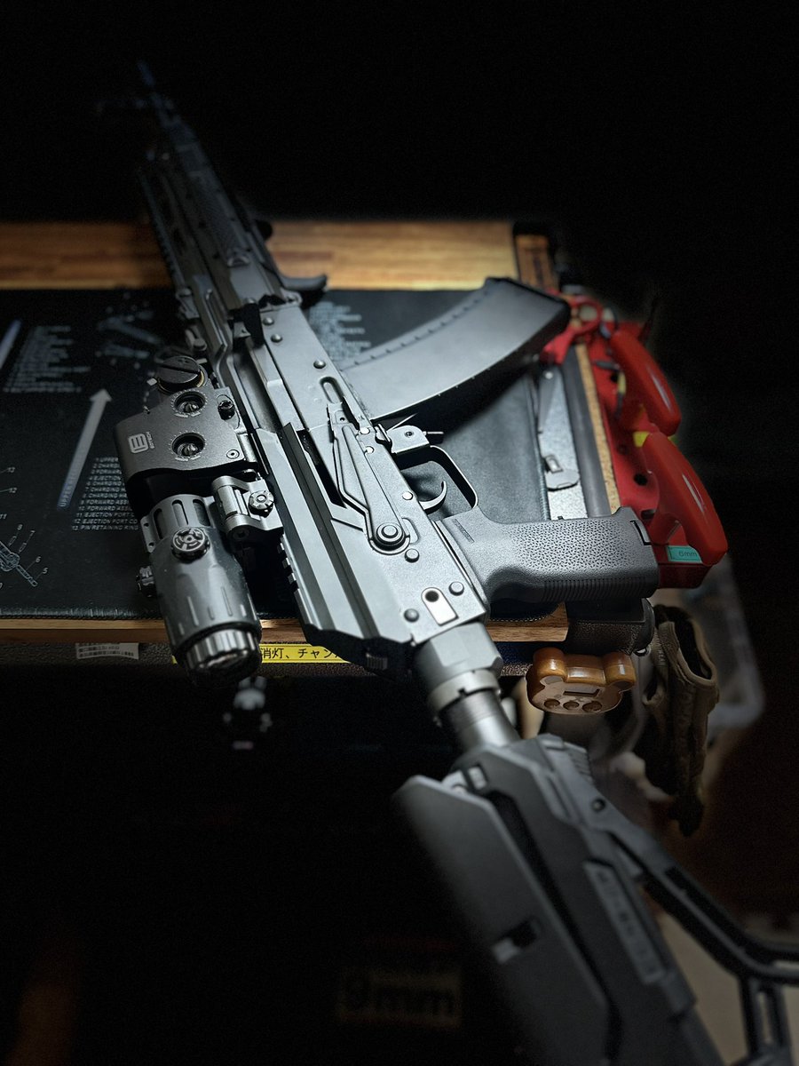 nekonabestation's tweet photo. 今日は立射で雑にセミフル織り交ぜて。
VFC #AK74M 良いですね
東京マルイ #89式小銃  重いですが良いですね
東京マルイ #20式小銃 89式小銃と立射で撃ち比べると軽快で良いです。
動作も軽快で絶賛される理由に納得です。
レストして撃つと89式小銃の方が安定してますが
動きながらなら20式ですね https://t.co/E1Ma2poAvh