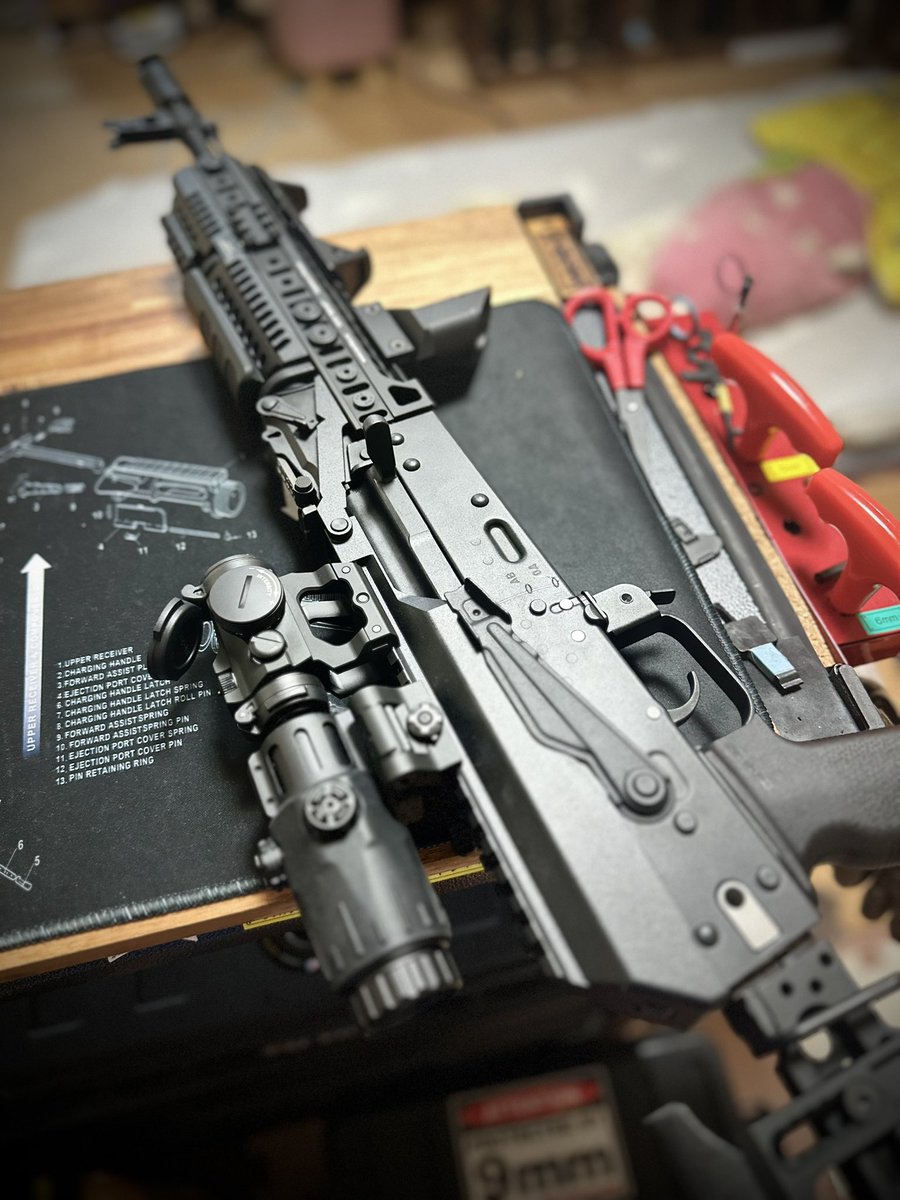 nekonabestation's tweet photo. 今日は立射で雑にセミフル織り交ぜて。
VFC #AK74M 良いですね
東京マルイ #89式小銃  重いですが良いですね
東京マルイ #20式小銃 89式小銃と立射で撃ち比べると軽快で良いです。
動作も軽快で絶賛される理由に納得です。
レストして撃つと89式小銃の方が安定してますが
動きながらなら20式ですね https://t.co/E1Ma2poAvh