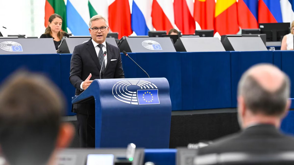 MPSnoserinde's tweet photo. 🚨 BRUSELAS LE PIDE A SÁNCHEZ LO QUE ÉL NIEGA EN LA SEXTA 🇪🇸

El comisario de Interior, Magnus Brunner, dice en voz alta lo que Moncloa no quiere oír: hay que devolver ya a Marruecos a quien invadió Ceuta y no tiene derecho a quedarse. 
Habla de urgencia, de readmisión y de frenar las salidas. El mismo presidente que anoche llamaba Netflix a la frontera y crisis humanitaria a la invasión  recibe ahora el recado desde Bruselas. Es de risa. En el plató absuelve a Rabat. En Europa le exigen que devuelva a Rabat.

Ceuta no es un albergue de la Unión. Es suelo español con más de dos mil menores y miles de entradas que el Gobierno promete estabilizar a finales de año. 
Brunner no le pide un discurso. Le pide aviones y un acuerdo que funcione. Quien tarda semanas en pedir ayuda y luego presume de gestión inteligente no tiene plan. Tiene calendario.

📌 Si el comisario tiene que recordarle que hay que devolverlos, el milagro de la cooperación con Marruecos no existe. Existe el atasco. MP 🇪🇸