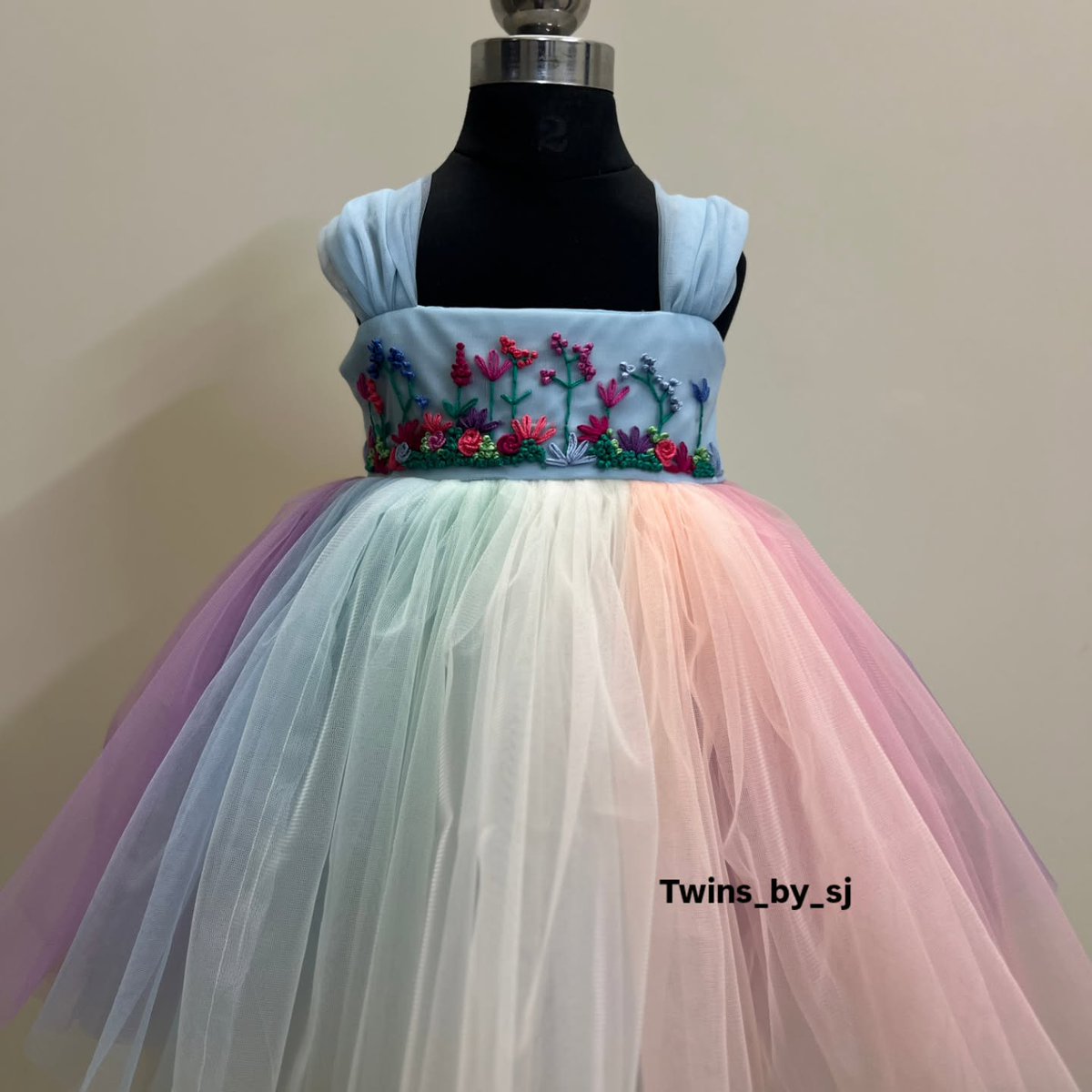 rojo_x's tweet photo. Painted in the colors of joy, chasing rainbows and catching dreams in this colorful little number. https://t.co/La1TjaIct1