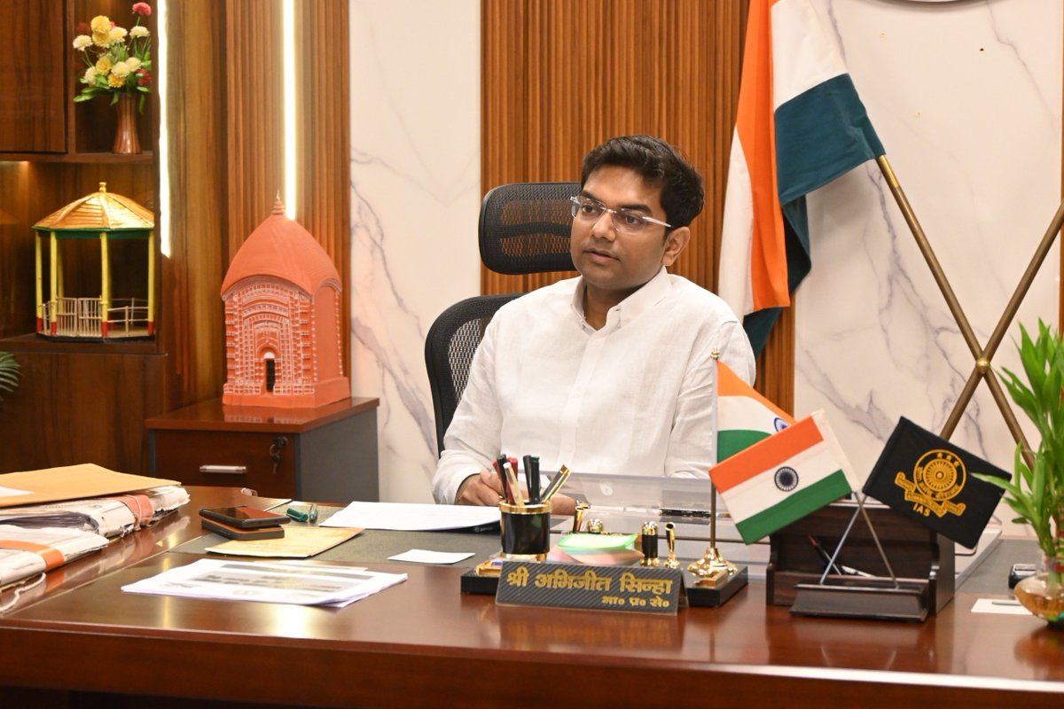 DumkaDc's tweet photo. डीएमएफटी अंतर्गत संचालित योजनाओं को निर्धारित समय सीमा में पूर्ण कराने का निर्देश दिया है। विद्यालयों में पेयजल, 61 स्कूलों में बाउंड्री वॉल, 13 स्कूलों में अतिरिक्त वर्ग कक्ष एवं 23 विद्यालयों में शौचालय निर्माण कार्य शीघ्र पूरा करने को कहा है।

साथ ही सरैयाहाट, गोपीकांदर एवं शिकारीपाड़ा CHC के लिए एक-एक BLS एम्बुलेंस की आपूर्ति प्रक्रिया में तेजी लाने तथा सभी निर्माण कार्यों में गुणवत्ता स���निश्चित करने का निर्देश दिया है। कार्यों में ��नावश्यक विलंब पर संबंधित के विरुद्ध कड़ी कार्रवाई की जाएगी।

@HemantSorenJMM @prdjharkhand
#Dumka #Jharkhand #DMFT