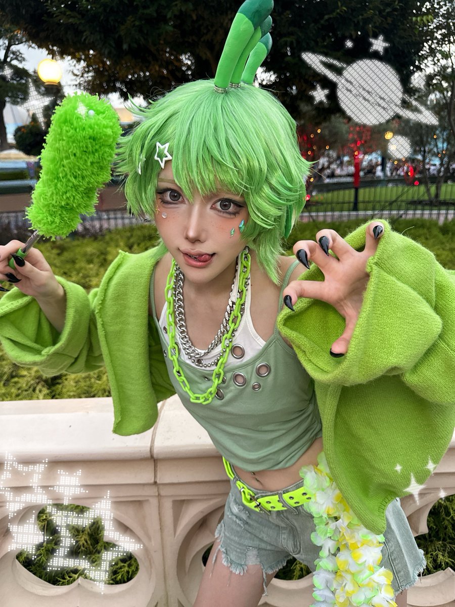 dokuritupo's tweet photo. 試作品010:フィリックス💚💫
お掃除だいすき潔癖症のエイリアン🧹

いとこたちとスニーク遊んできたよ！

 #Dハロ仮装
  #Dハロ仮装2026 https://t.co/uUNv2nOIPW