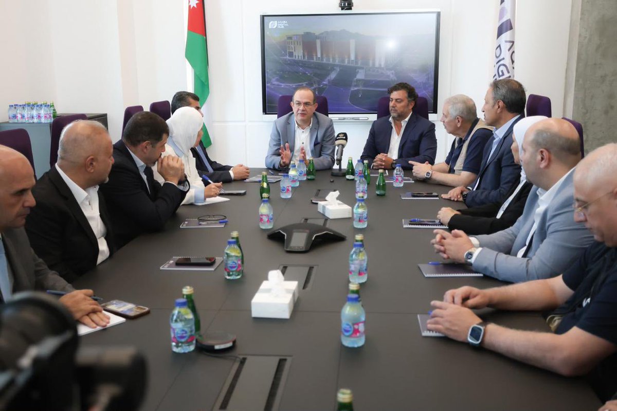 SamiSmeirat's tweet photo. خلال زيارتي إلى مدينة العقبة الرقمية، اطلعت على منصة حوسبة الذكاء الاصطناعي، التي تمثل خطوة مهمة في دعم توجهات الحكومة نحو التوسع في تبني تطبيقات الذكاء الاصطناعي، من خلال توفير بنية تحتية حاسوبية متقدمة داخل المملكة تتيح معالجة البيانات وتشغيل التطبيقات محليًا، بما يعزز السيادة الرقمية وسيادة البيانات وسيادتنا في مجال الذكاء الاصطناعي.

وتوفر هذه القدرات بنية أساسية ترفع جاهزية الأردن لتطوير واستخدام حلول الذكاء الاصطناعي في القطاعين العام والخاص ضمن بيئة رقمية آمنة وموثوقة، وتقلل الاعتماد على البنية التحتية الموجودة خارج المملكة.

كما اطلعت على مركز البيانات والبنية التحتية للربط الدولي والخدمات السحابية والأمن السيبراني، بما يعكس أهمية تطوير منظومة رقمية متكاملة قادرة على مواكبة التطورات المتسارعة في التكنولوجيا والطلب المتزايد على الحوسبة والبيانات.

الاستثمار في هذه البنية التحتية، إلى جانب الكفاءات والقدرات الوطنية، يعزز تنافسية الأردن وجاذبيته للاستثمارات التكنولوجية، ويدعم طموحنا في ترسيخ مكانة المملكة كمركز إقليمي للتكنولوجيا والخدمات الرقمية.

#رؤية_التحديث_الاقتصادي
#المجلس_الوطني_لتكنولوجيا_المستقبل
#الذكاء_الاصطناعي
#سيادة_الذكاء_الاصطناعي
#الأردن